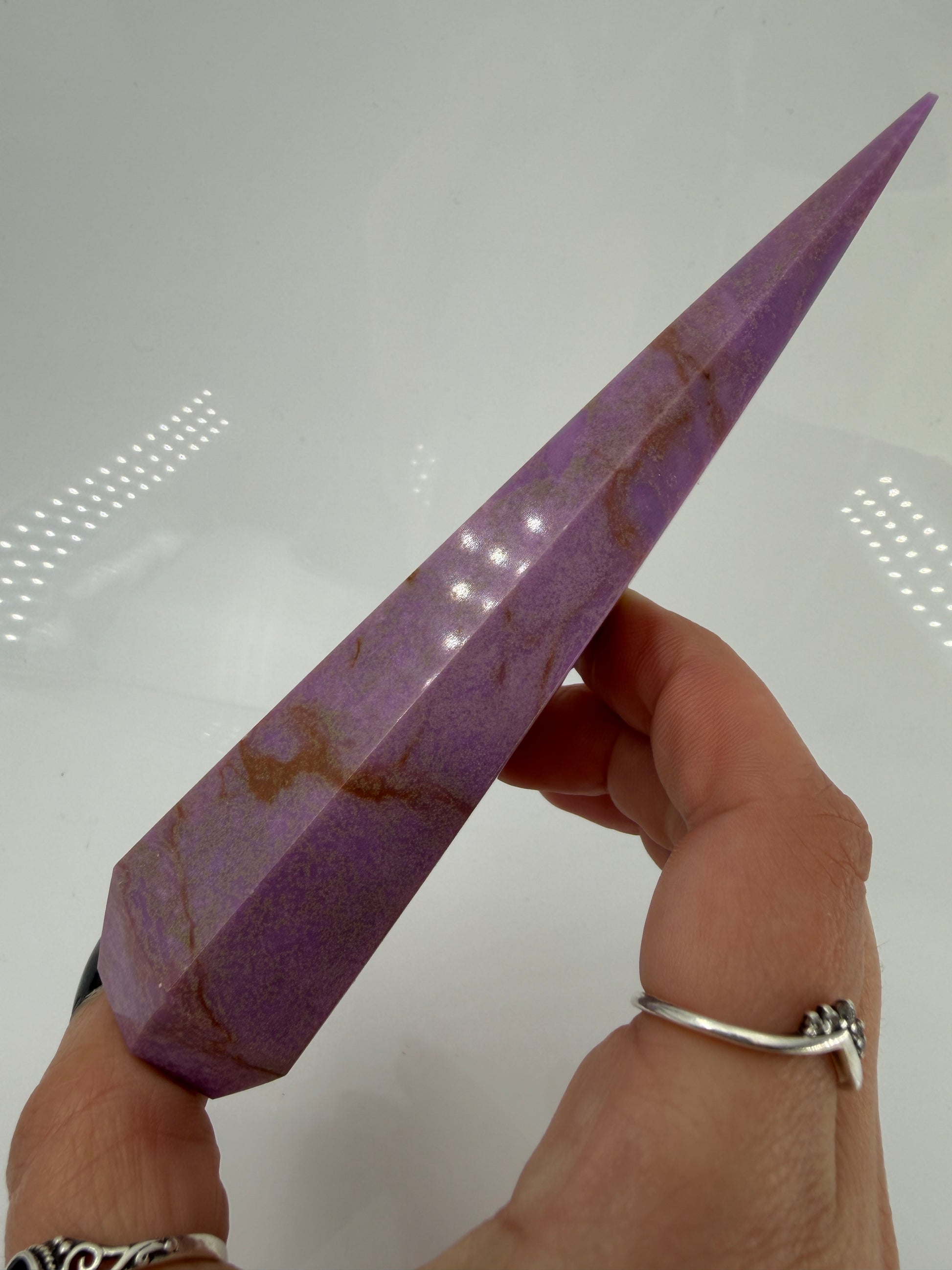 Eine stehende, perfekt facettierte Phosphosiderit-Spitze in kräftigem Violett mit dezenten, natürlichen Einschlüssen.