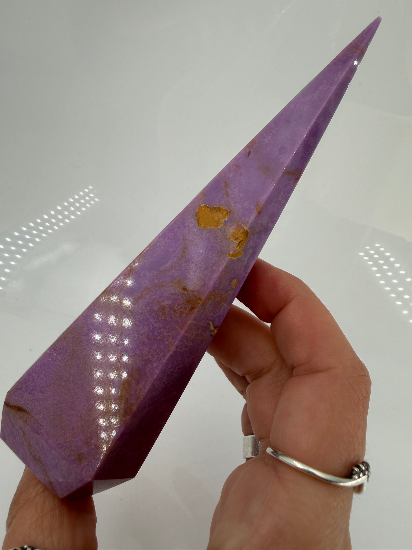 Eine stehende, perfekt facettierte Phosphosiderit-Spitze in kräftigem Violett mit dezenten, natürlichen Einschlüssen.