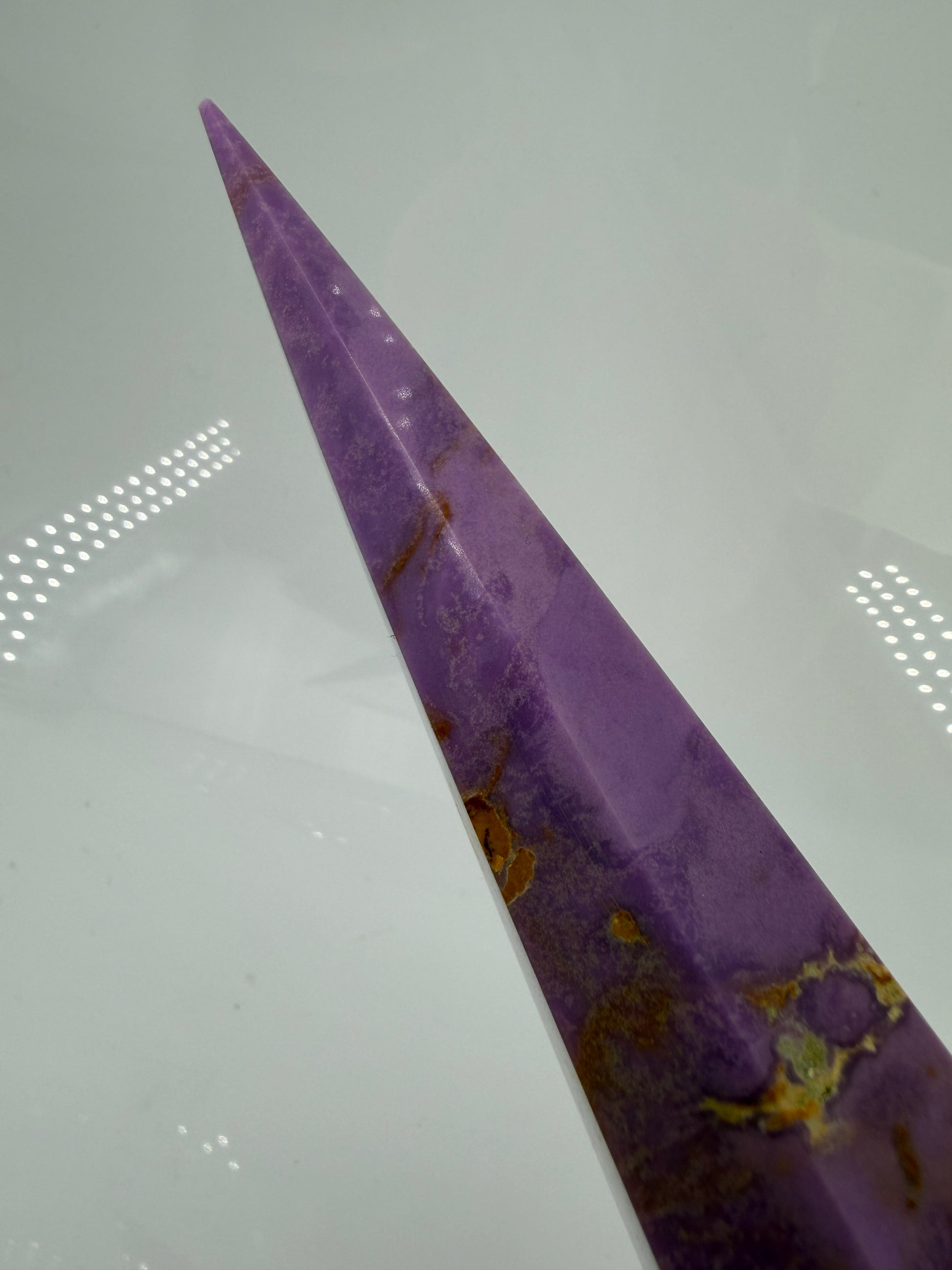 Eine stehende, perfekt facettierte Phosphosiderit-Spitze in kräftigem Violett mit dezenten, natürlichen Einschlüssen.