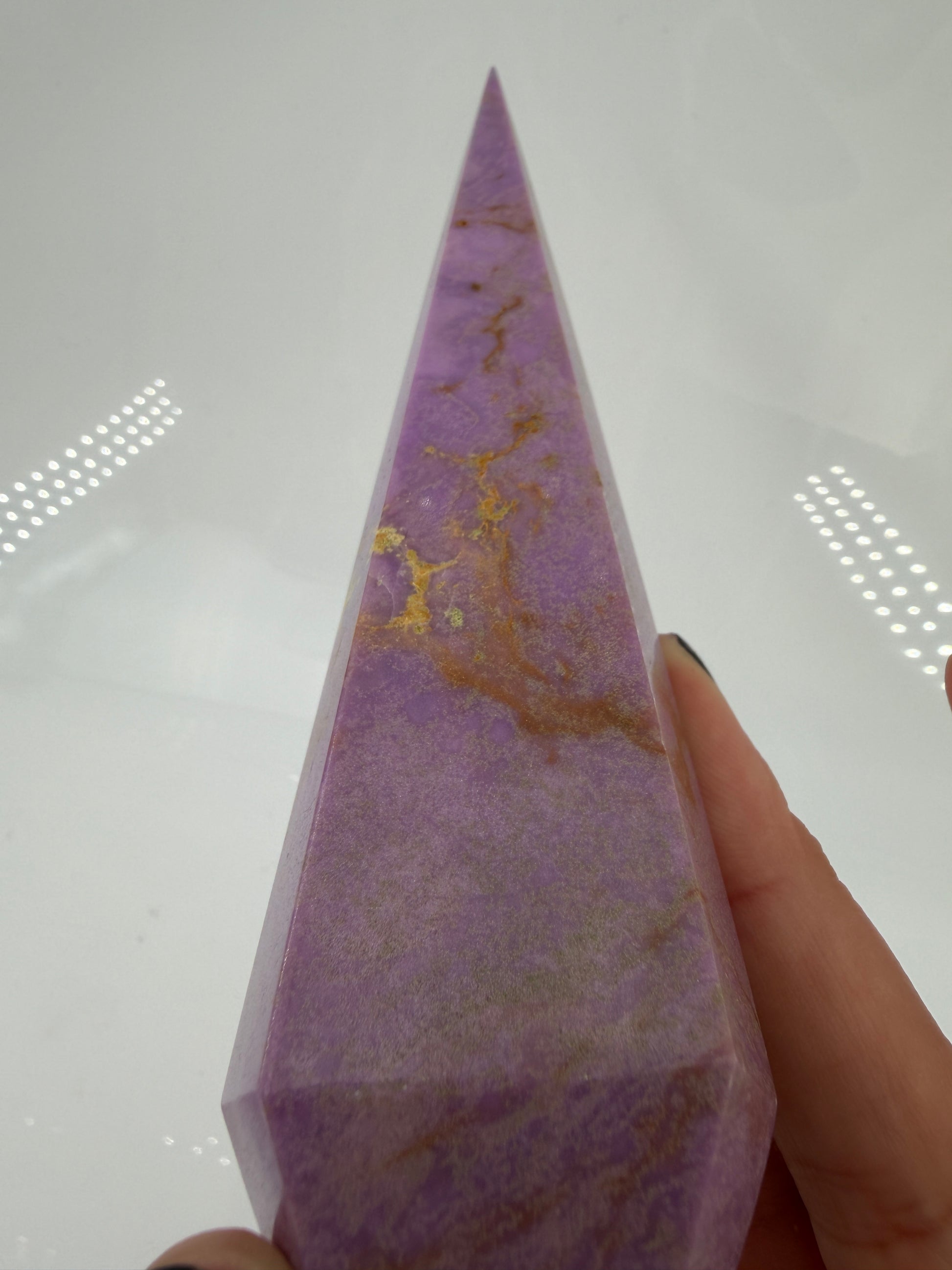 Eine stehende, perfekt facettierte Phosphosiderit-Spitze in kräftigem Violett mit dezenten, natürlichen Einschlüssen.