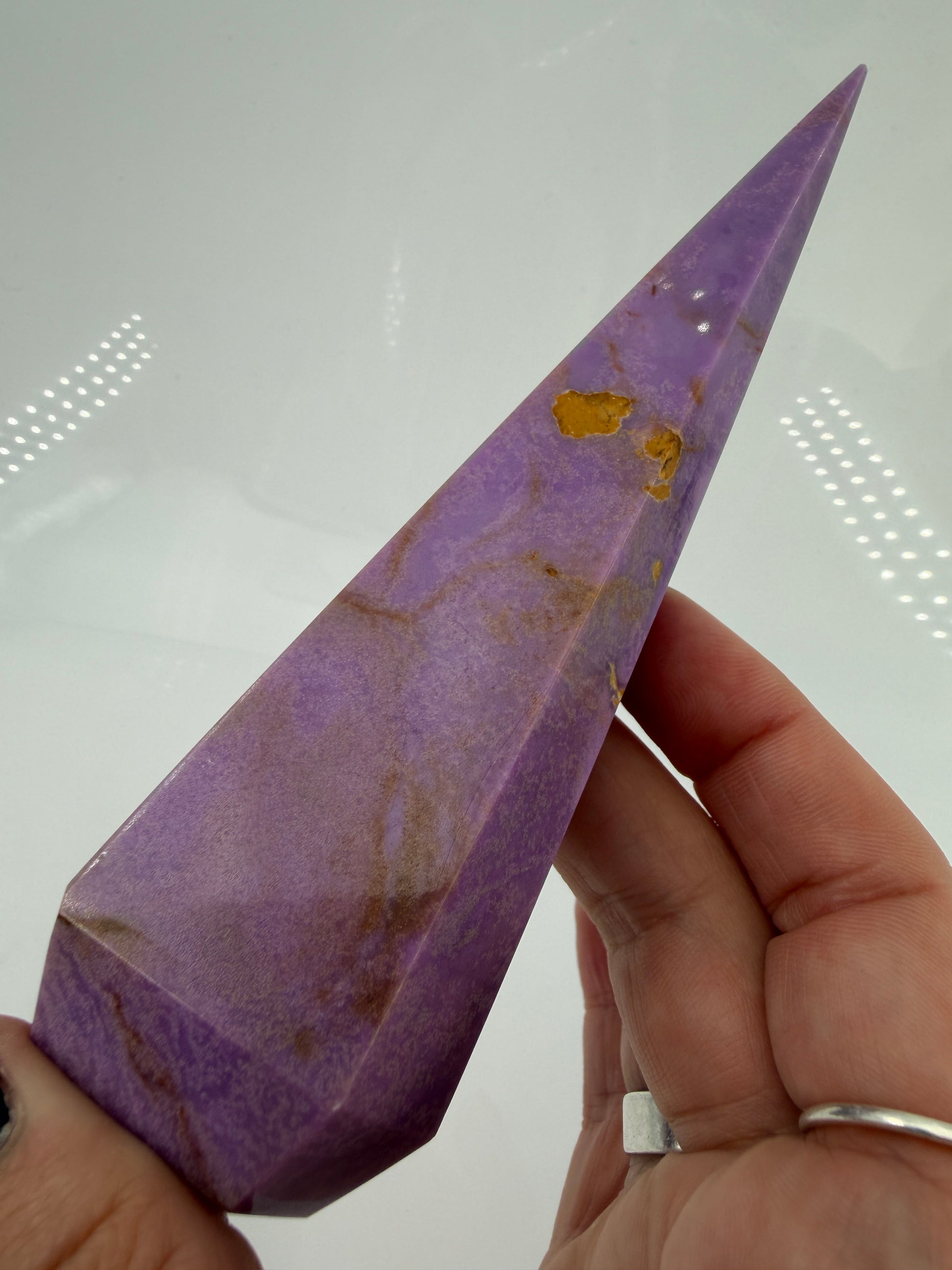 Eine stehende, perfekt facettierte Phosphosiderit-Spitze in kräftigem Violett mit dezenten, natürlichen Einschlüssen.
