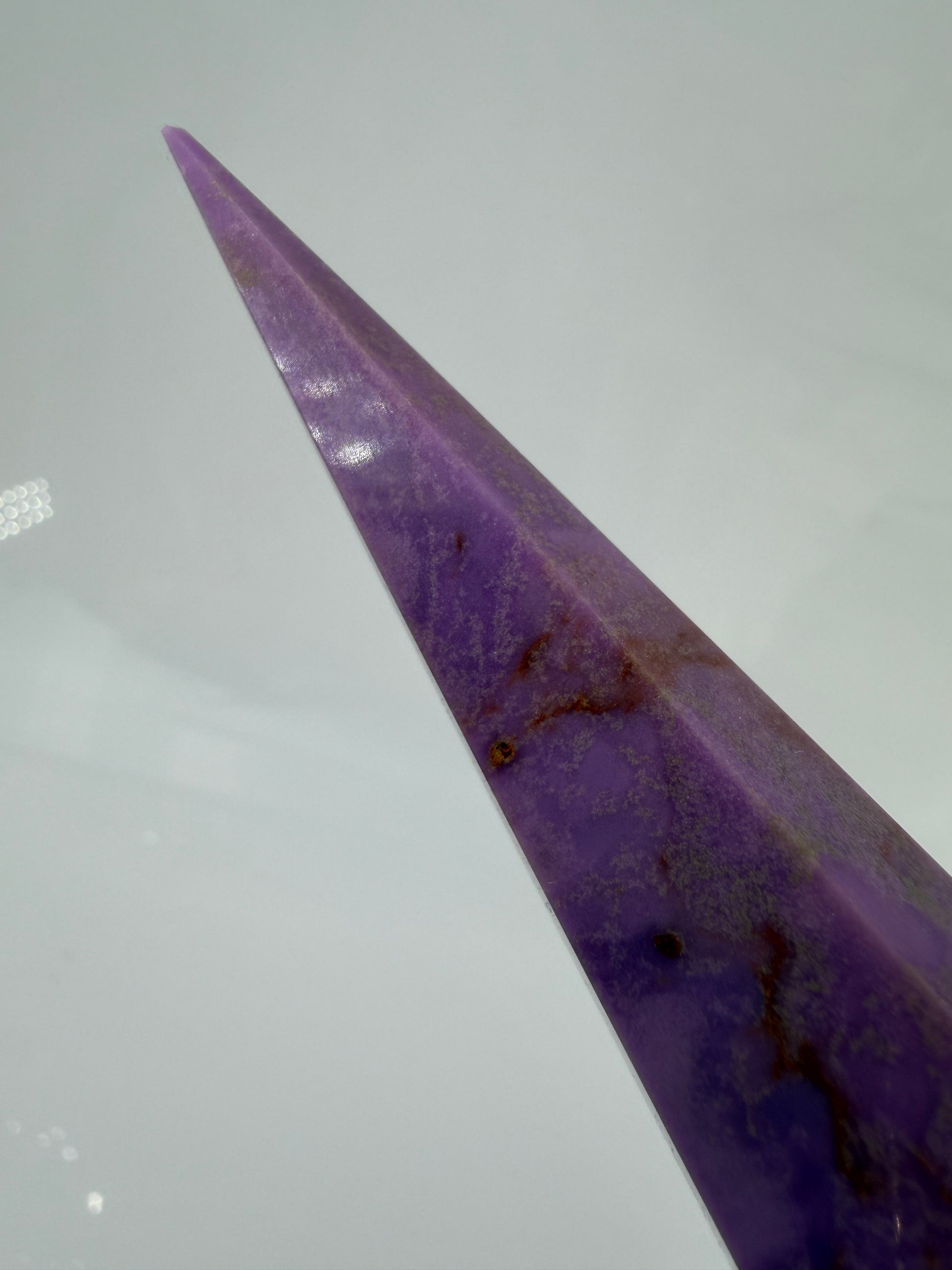 Eine stehende, perfekt facettierte Phosphosiderit-Spitze in kräftigem Violett mit dezenten, natürlichen Einschlüssen.