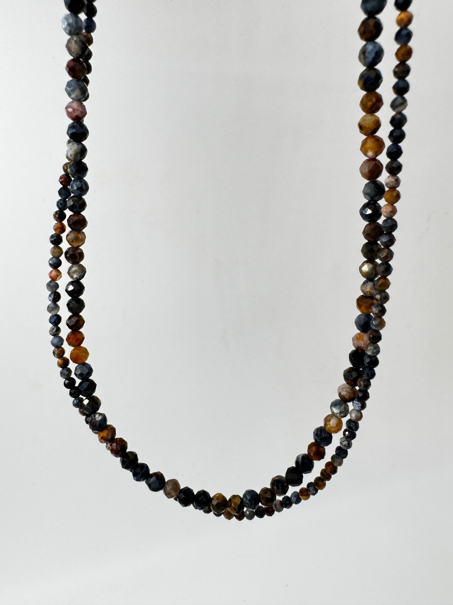 Kette aus facettierten Pietersit-Kugeln mit lebendigem Farbenspiel in Blau, Gold und Braun, erhältlich in 2 mm und 4 mm, 45 cm Länge mit Edelstahlverschluss.