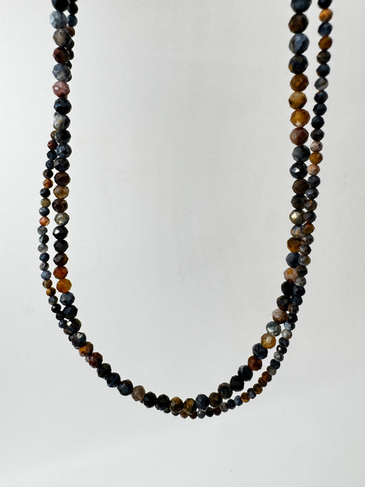 Kette aus facettierten Pietersit-Kugeln mit lebendigem Farbenspiel in Blau, Gold und Braun, erhältlich in 2 mm und 4 mm, 45 cm Länge mit Edelstahlverschluss.