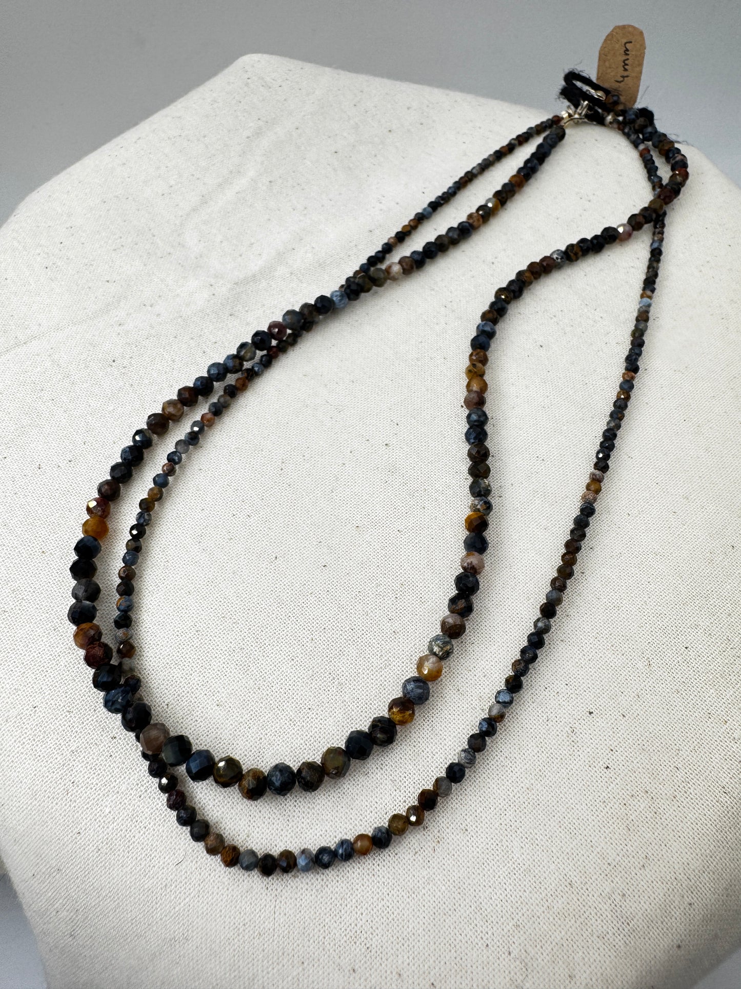 Kette aus facettierten Pietersit-Kugeln mit lebendigem Farbenspiel in Blau, Gold und Braun, erhältlich in 2 mm und 4 mm, 45 cm Länge mit Edelstahlverschluss.