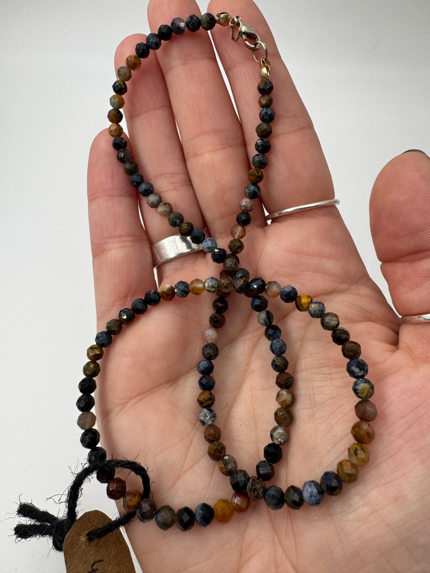 Kette aus facettierten Pietersit-Kugeln mit lebendigem Farbenspiel in Blau, Gold und Braun, erhältlich in 2 mm und 4 mm, 45 cm Länge mit Edelstahlverschluss.