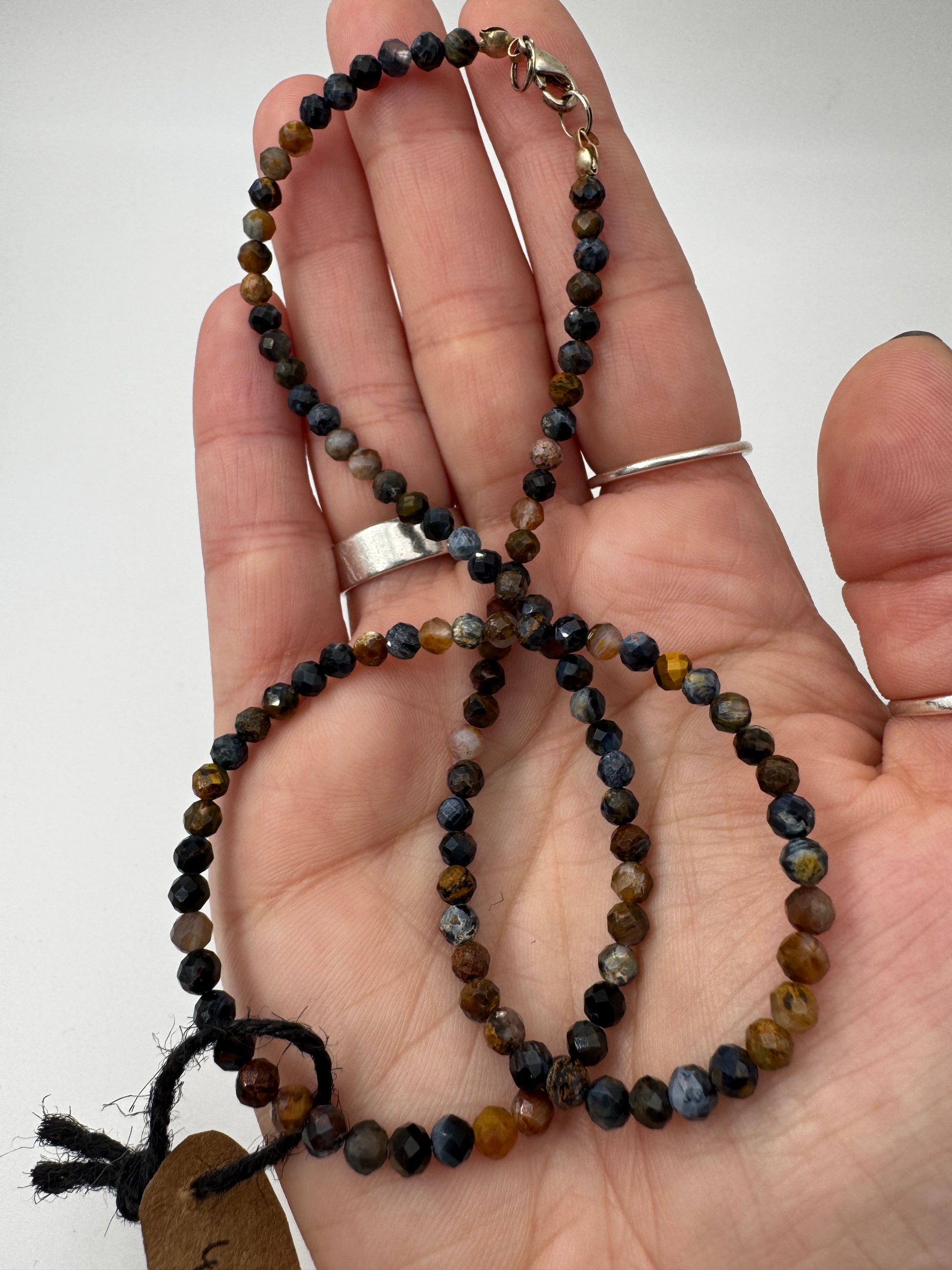 Kette aus facettierten Pietersit-Kugeln mit lebendigem Farbenspiel in Blau, Gold und Braun, erhältlich in 2 mm und 4 mm, 45 cm Länge mit Edelstahlverschluss.