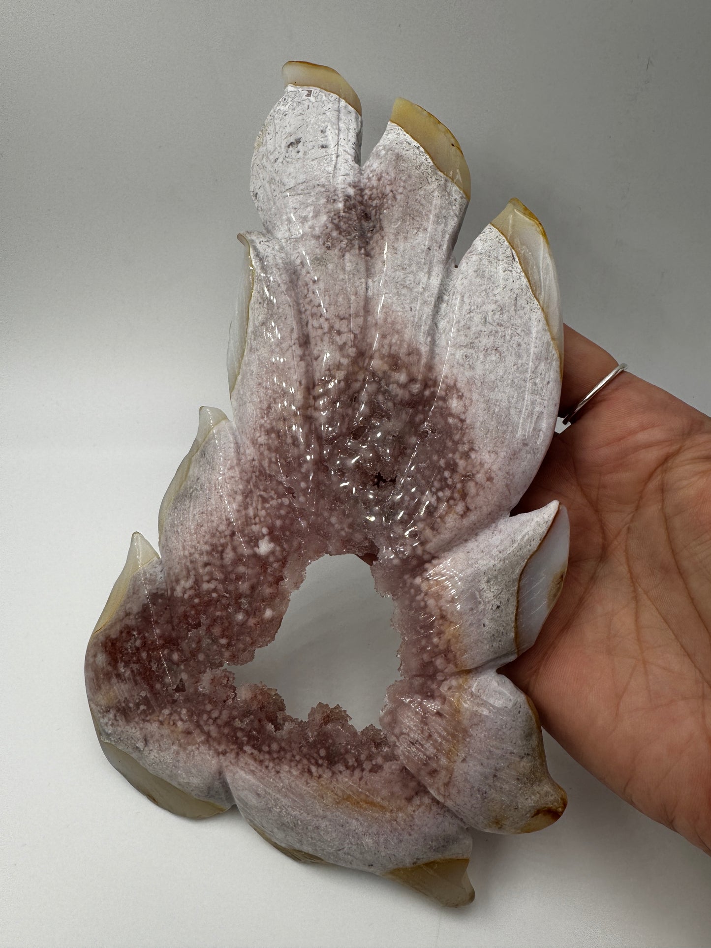 Großformatiges Flachcarving eines neunschwänzigen Fuchses aus pinkem Amethyst AF222 mit charakteristischer Druse und zartrosa Farbgebung inkl. Ständer.