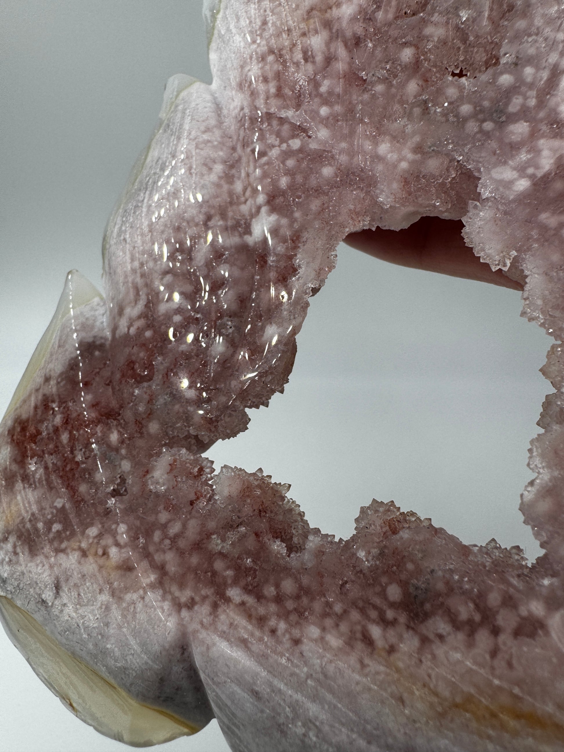 Großformatiges Flachcarving eines neunschwänzigen Fuchses aus pinkem Amethyst AF222 mit charakteristischer Druse und zartrosa Farbgebung inkl. Ständer.