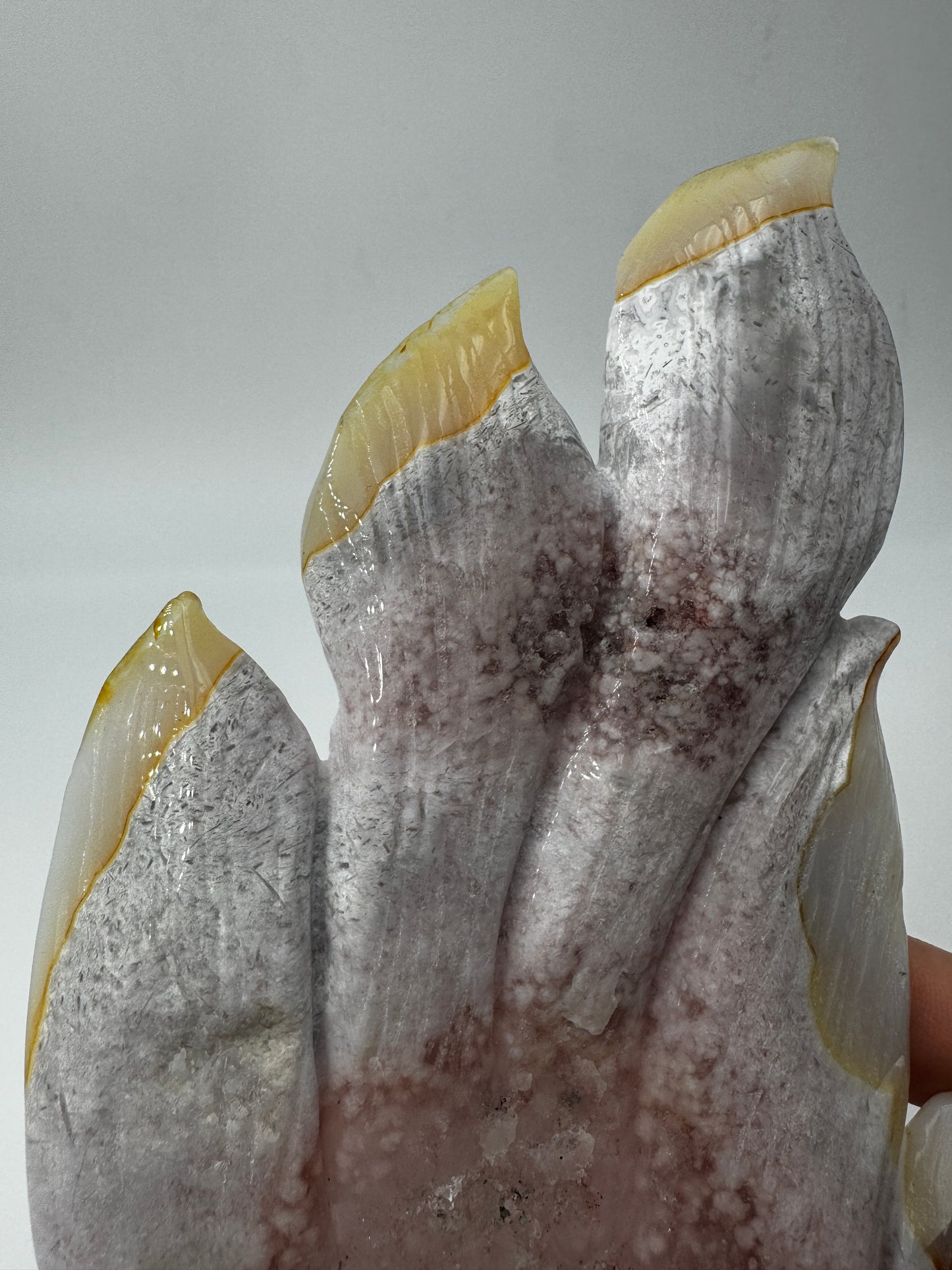 Großformatiges Flachcarving eines neunschwänzigen Fuchses aus pinkem Amethyst AF222 mit charakteristischer Druse und zartrosa Farbgebung inkl. Ständer.