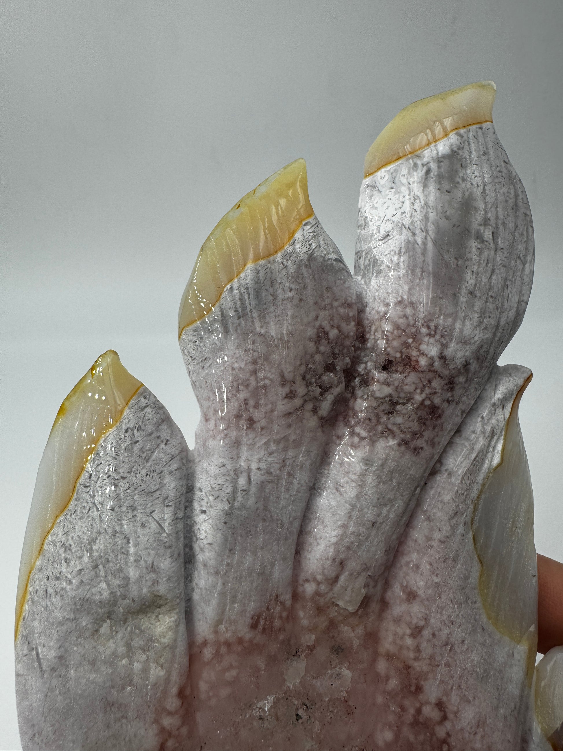Großformatiges Flachcarving eines neunschwänzigen Fuchses aus pinkem Amethyst AF222 mit charakteristischer Druse und zartrosa Farbgebung inkl. Ständer.