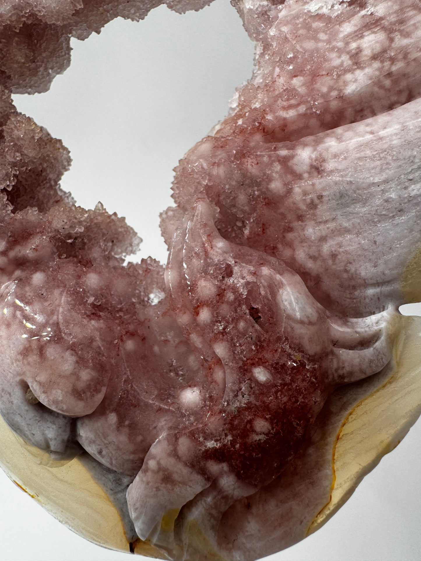 Großformatiges Flachcarving eines neunschwänzigen Fuchses aus pinkem Amethyst AF222 mit charakteristischer Druse und zartrosa Farbgebung inkl. Ständer.