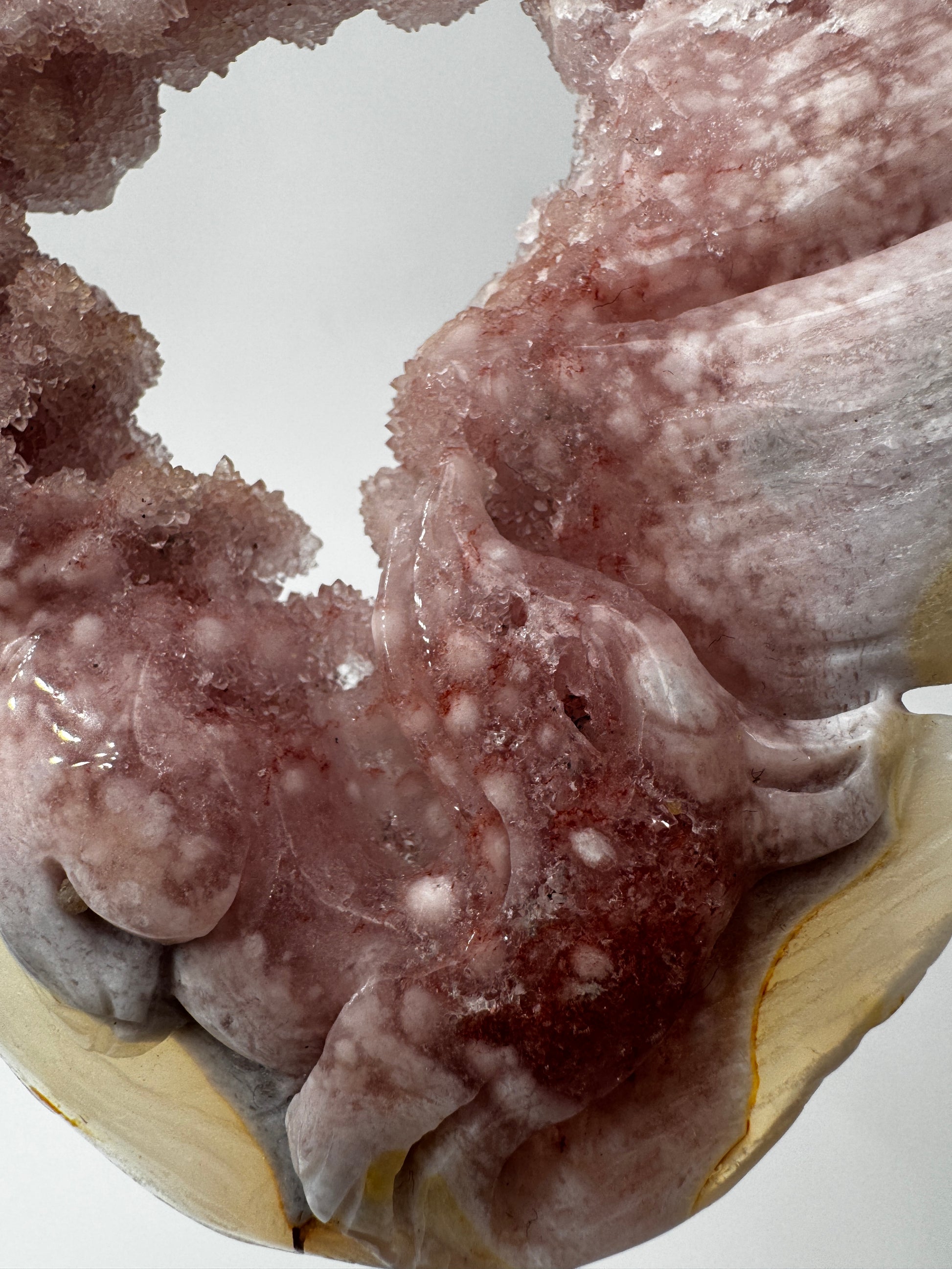 Großformatiges Flachcarving eines neunschwänzigen Fuchses aus pinkem Amethyst AF222 mit charakteristischer Druse und zartrosa Farbgebung inkl. Ständer.