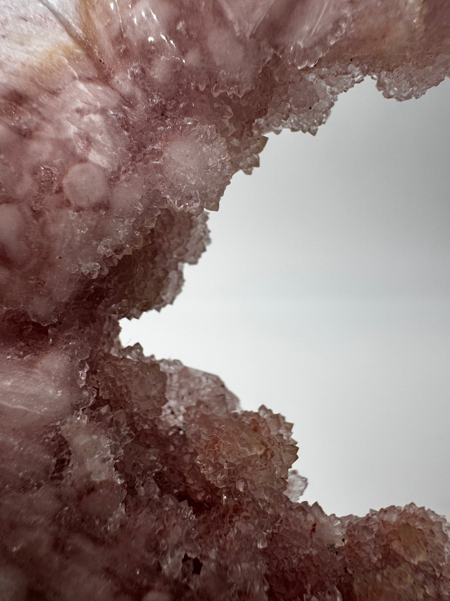 Großformatiges Flachcarving eines neunschwänzigen Fuchses aus pinkem Amethyst AF222 mit charakteristischer Druse und zartrosa Farbgebung inkl. Ständer.