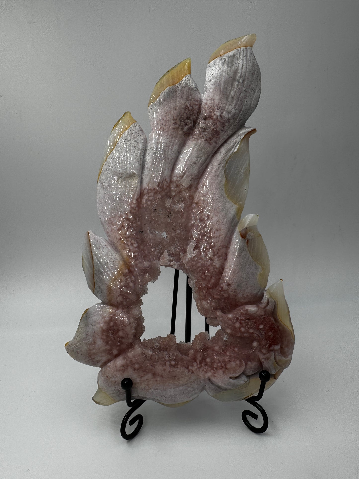 Großformatiges Flachcarving eines neunschwänzigen Fuchses aus pinkem Amethyst AF222 mit charakteristischer Druse und zartrosa Farbgebung inkl. Ständer.