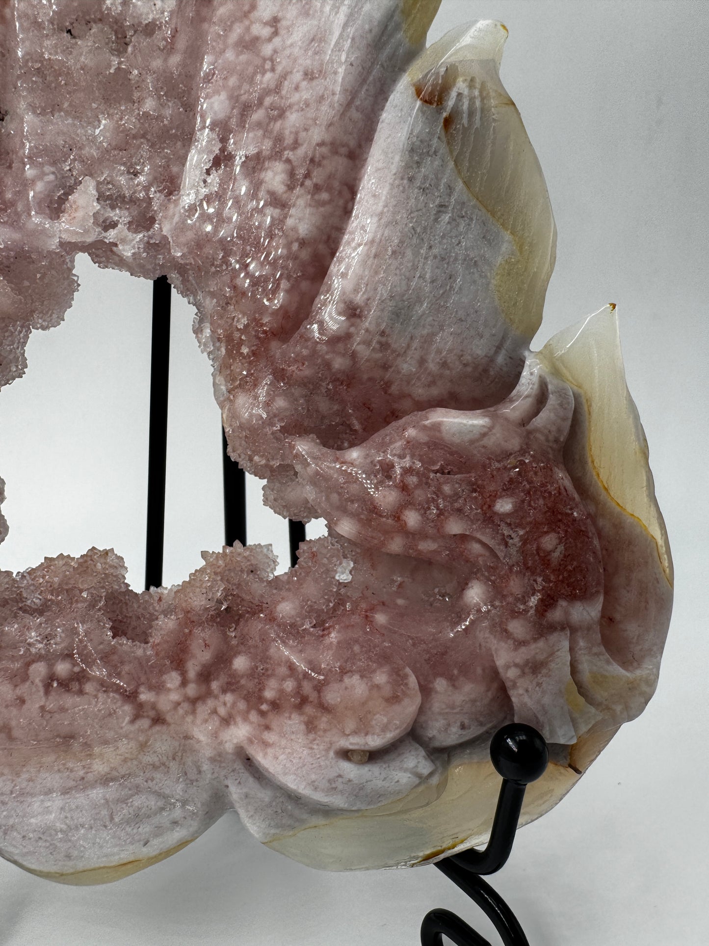 Großformatiges Flachcarving eines neunschwänzigen Fuchses aus pinkem Amethyst AF222 mit charakteristischer Druse und zartrosa Farbgebung inkl. Ständer.