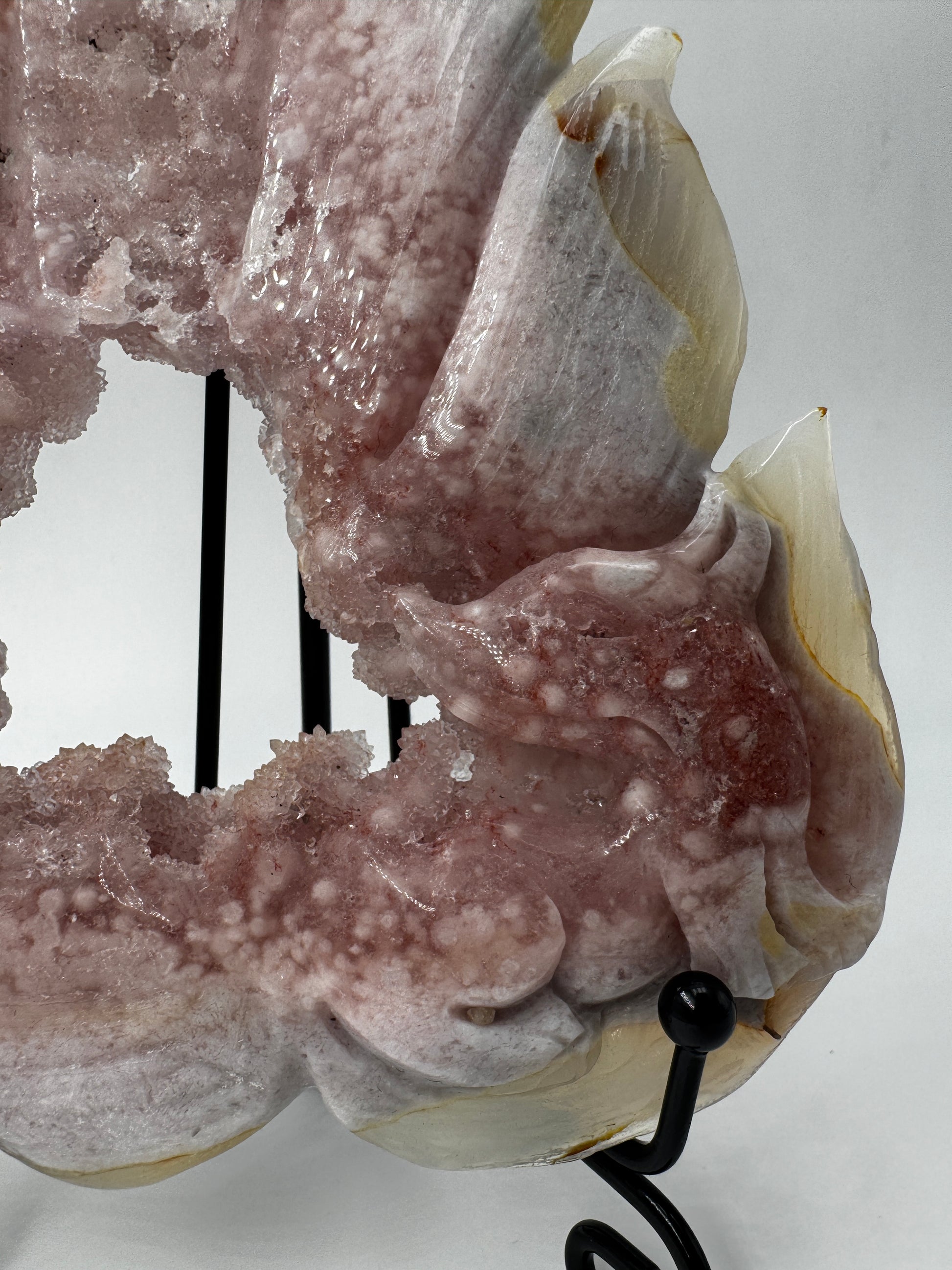 Großformatiges Flachcarving eines neunschwänzigen Fuchses aus pinkem Amethyst AF222 mit charakteristischer Druse und zartrosa Farbgebung inkl. Ständer.
