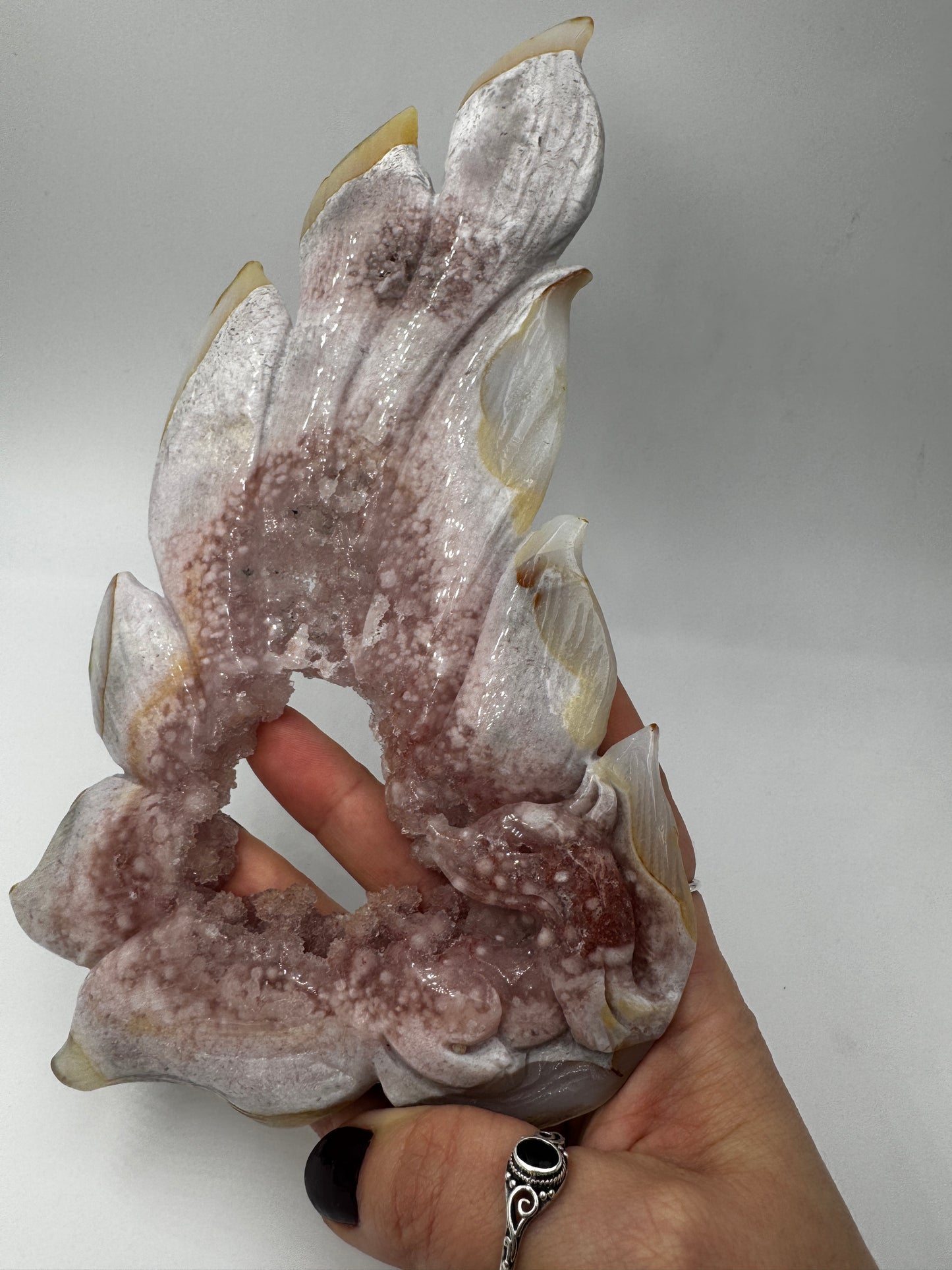 Großformatiges Flachcarving eines neunschwänzigen Fuchses aus pinkem Amethyst AF222 mit charakteristischer Druse und zartrosa Farbgebung inkl. Ständer.