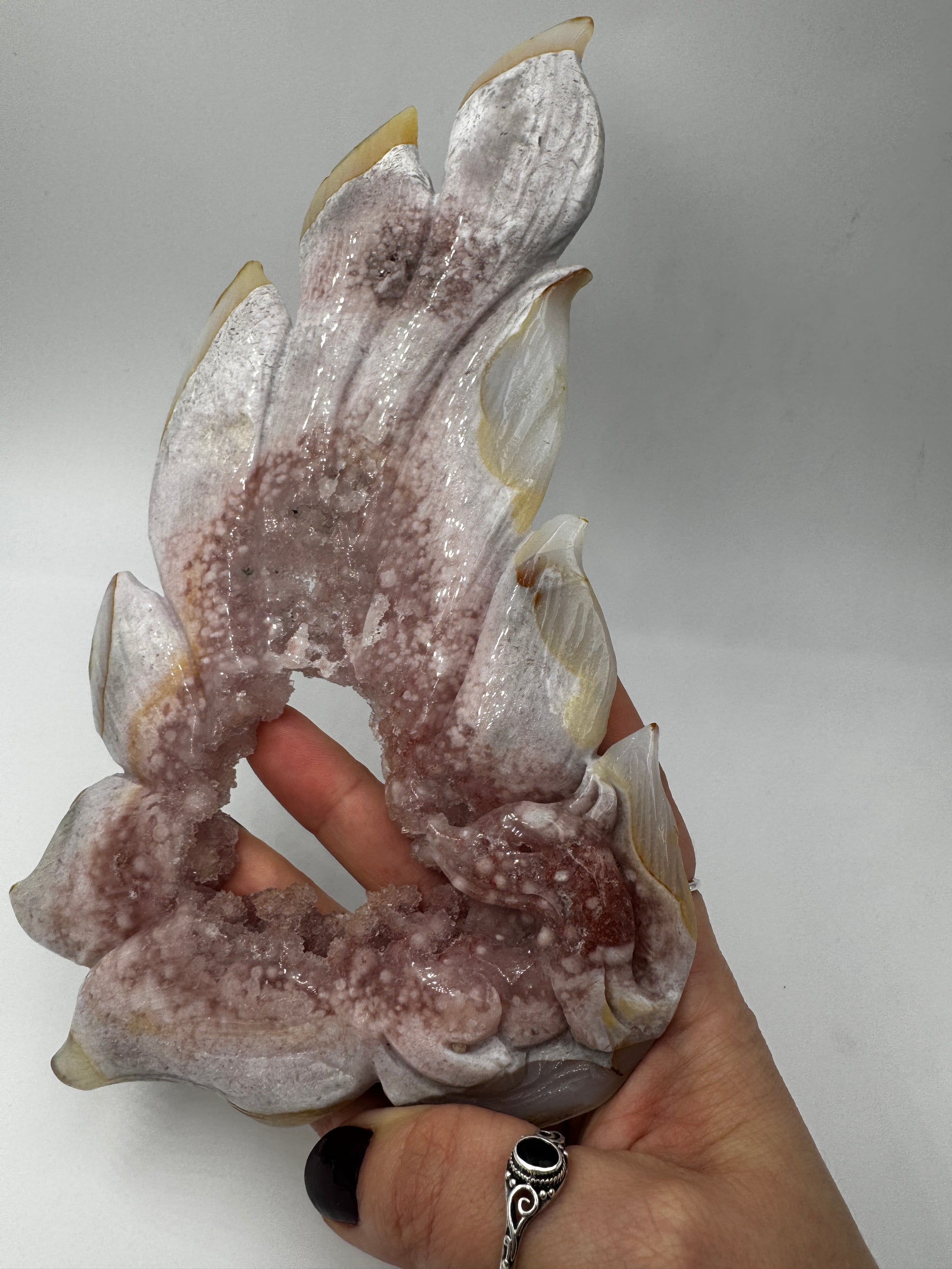 Großformatiges Flachcarving eines neunschwänzigen Fuchses aus pinkem Amethyst AF222 mit charakteristischer Druse und zartrosa Farbgebung inkl. Ständer.