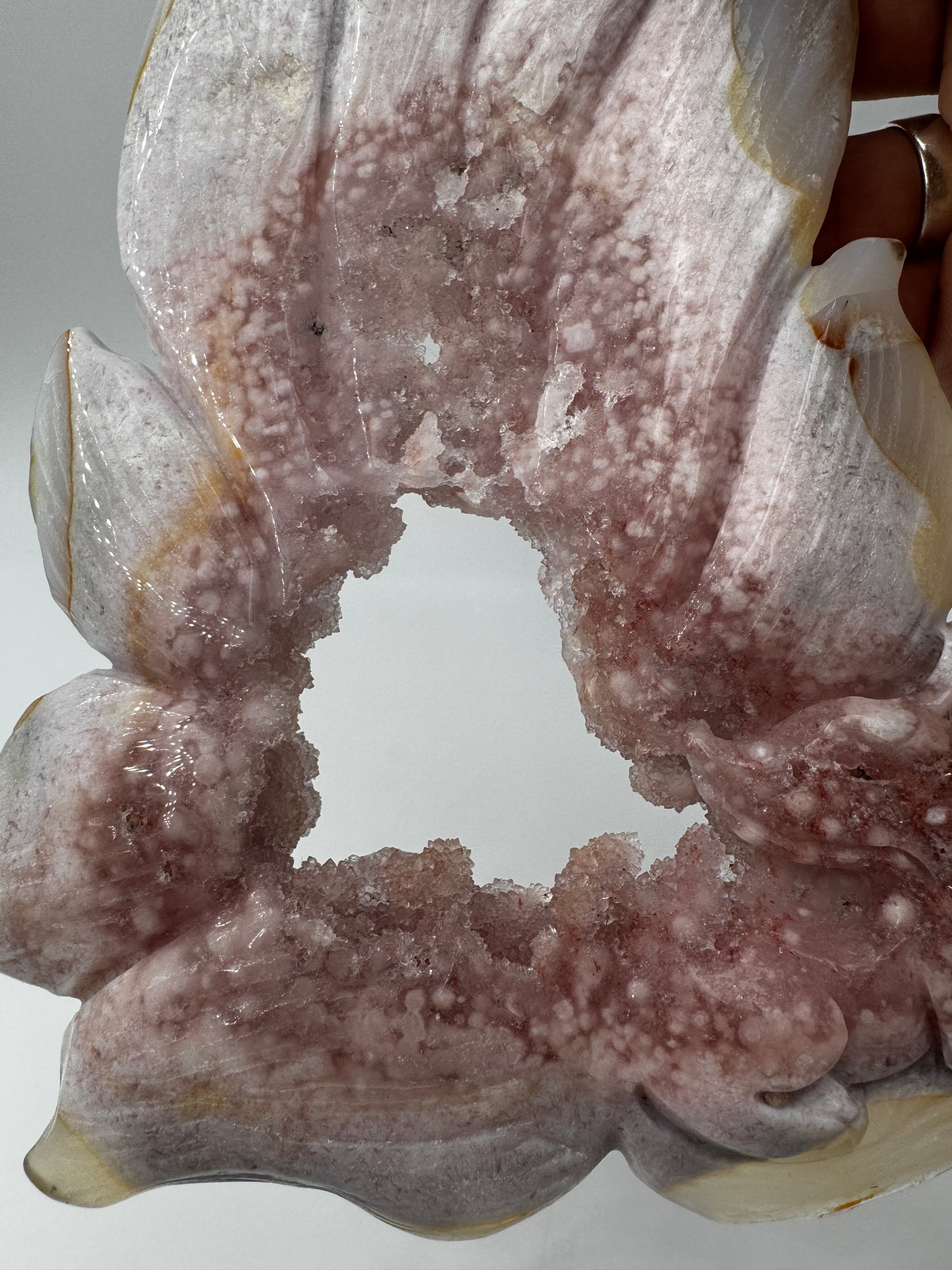 Großformatiges Flachcarving eines neunschwänzigen Fuchses aus pinkem Amethyst AF222 mit charakteristischer Druse und zartrosa Farbgebung inkl. Ständer.