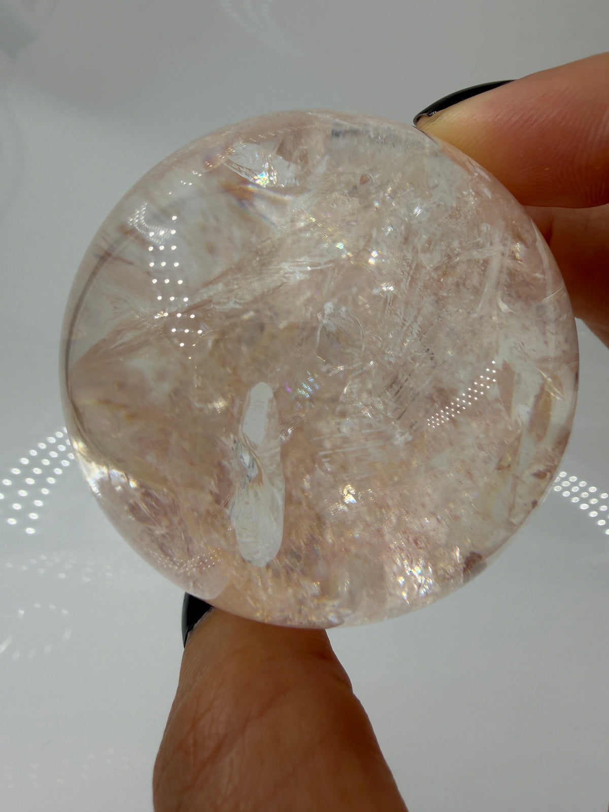 Pink Quarz Kugel HK245 aus Madagaskar – polierte Kugel mit zartem rosa-pinkem Farbton durch Hämatit-Einschlüsse, Ø 5,5 cm