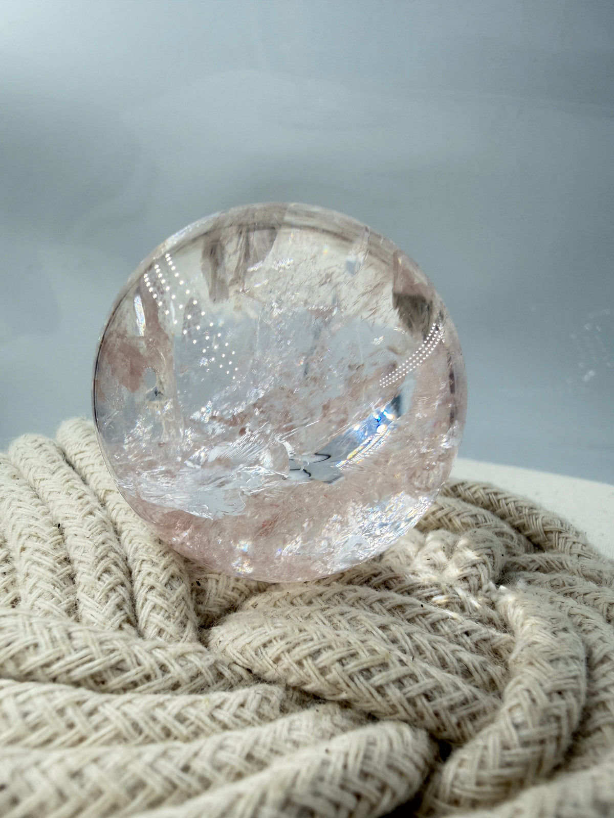 Pink Quarz Kugel PQ144 aus Madagaskar – polierte Kugel mit zartem rosa-pinkem Farbton durch Hämatit-Einschlüsse, Ø 4,3 cm