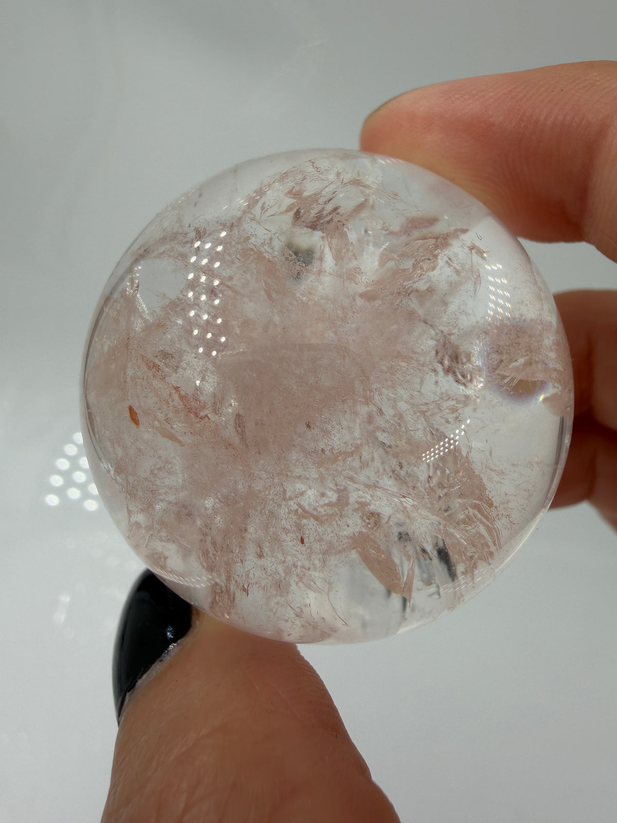 Pink Quarz Kugel PQ144 aus Madagaskar – polierte Kugel mit zartem rosa-pinkem Farbton durch Hämatit-Einschlüsse, Ø 4,3 cm