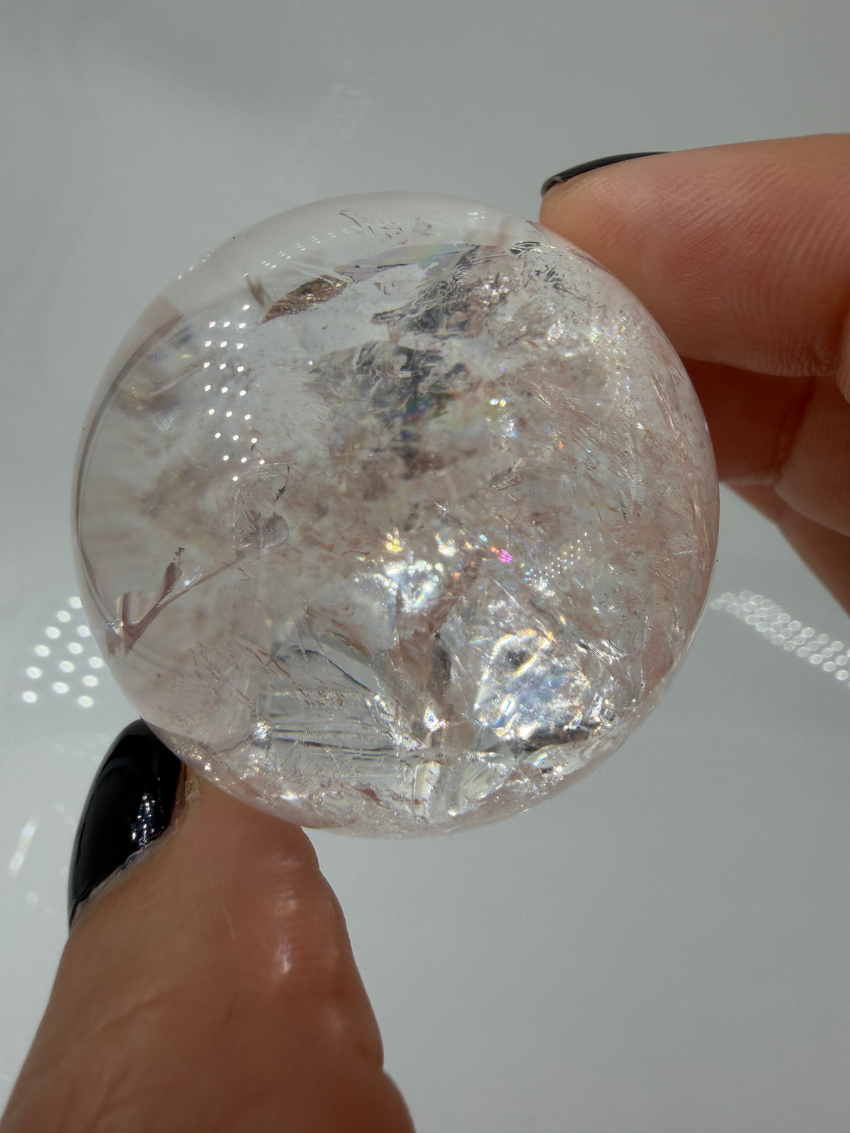 Pink Quarz Kugel PQ153 aus Madagaskar – polierte Kugel mit zartem rosa-pinkem Farbton durch Hämatit-Einschlüsse, Ø 4,4 cm