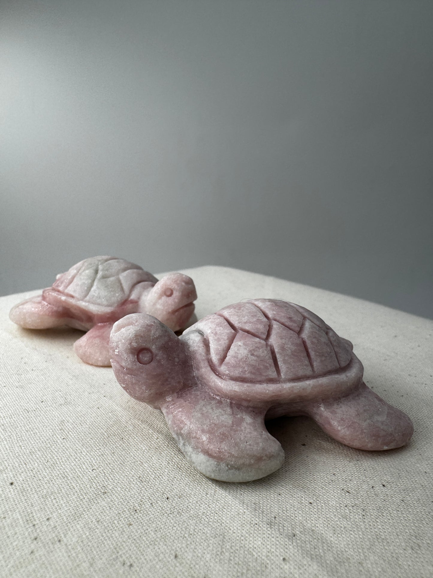 Handgeschliffene Schildkröte aus pinkem Opal PO19 mit samtiger Textur.
