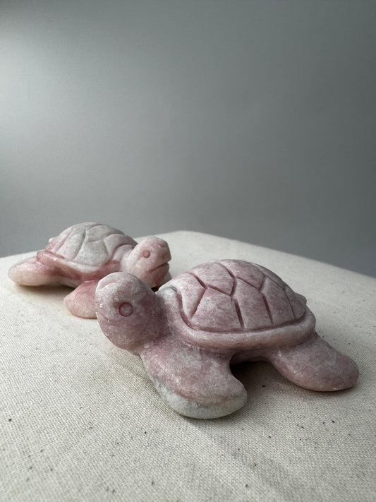 Handgeschliffene Schildkröte aus pinkem Opal PO19 mit samtiger Textur.
