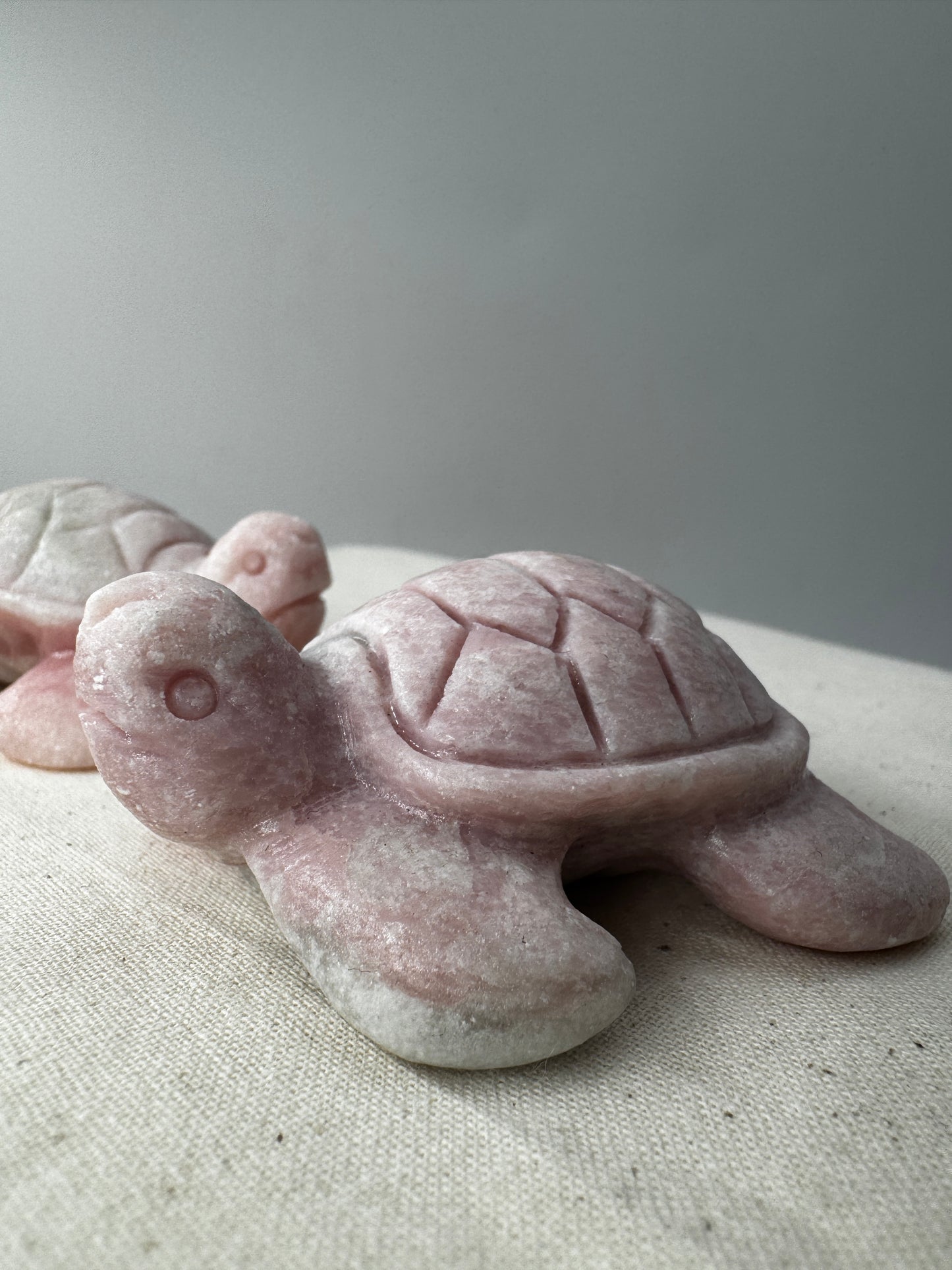 Handgeschliffene Schildkröte aus pinkem Opal PO19 mit samtiger Textur.