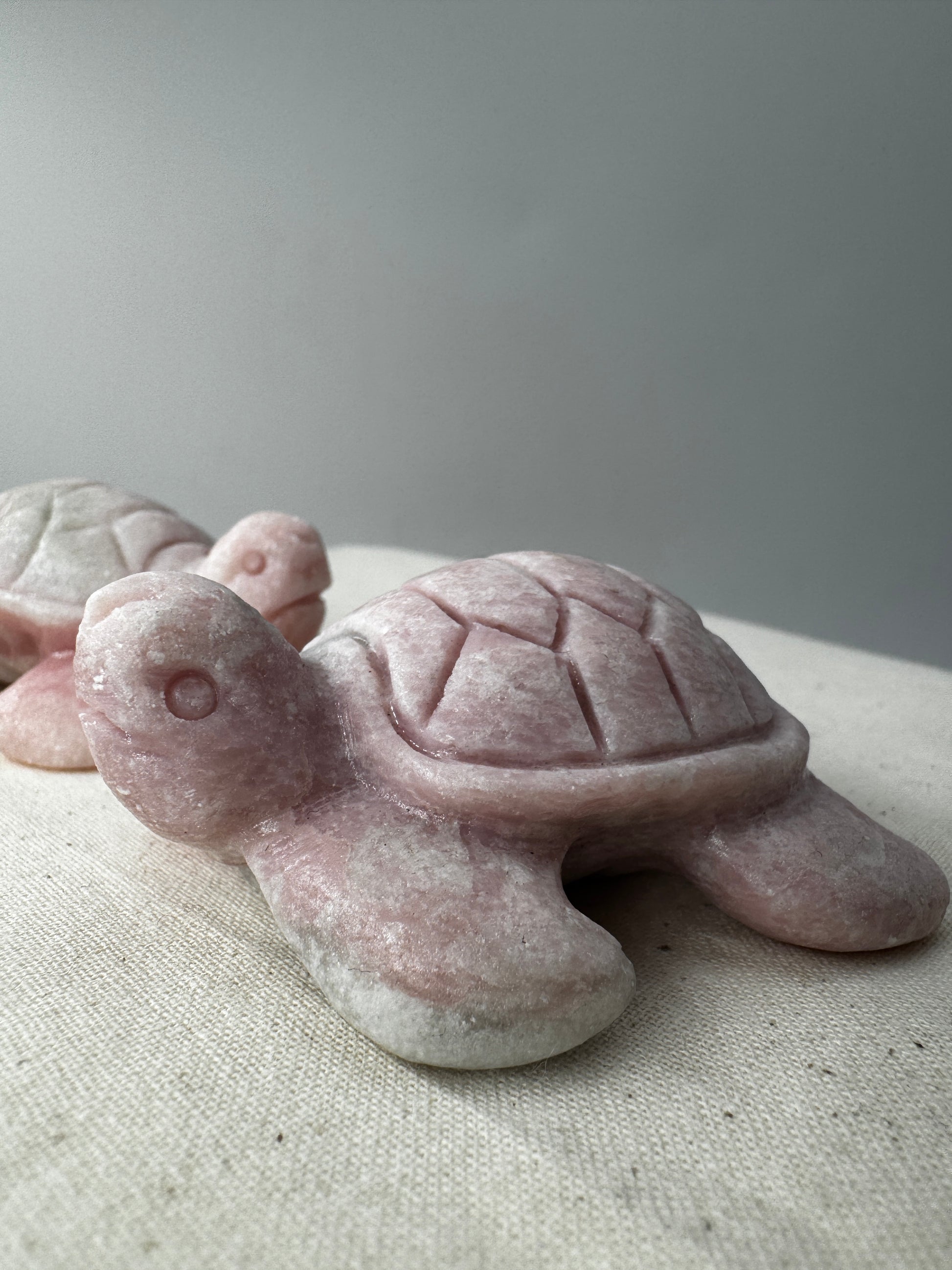 Handgeschliffene Schildkröte aus pinkem Opal PO19 mit samtiger Textur.