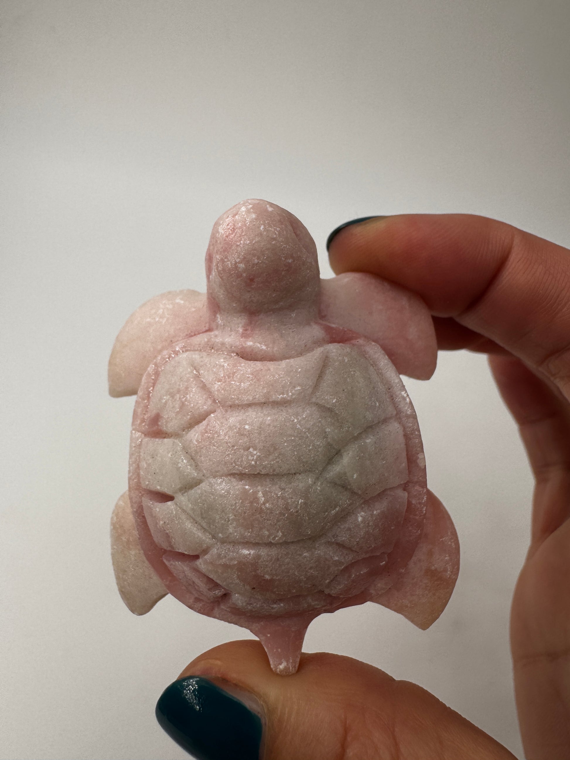 Handgeschliffene Schildkröte aus pinkem Opal PO19 mit samtiger Textur.