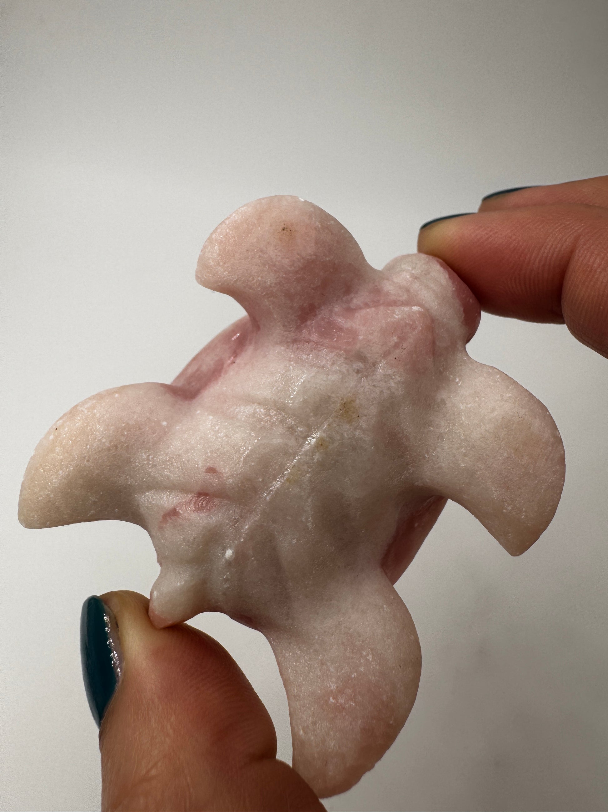 Handgeschliffene Schildkröte aus pinkem Opal PO19 mit samtiger Textur.