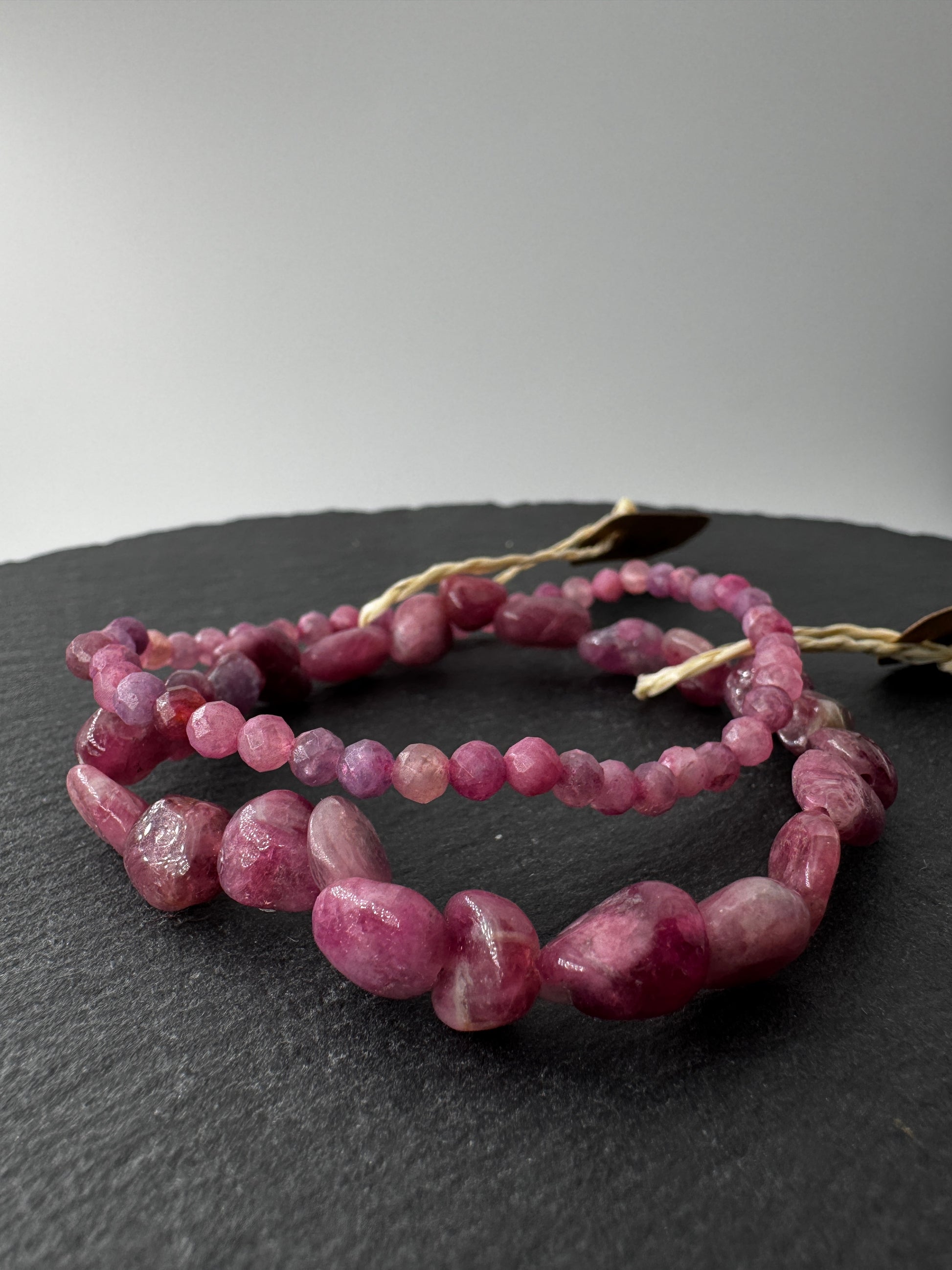 Armband aus pinkem Turmalin (Rubellit), Umfang 19 cm – natürliches Borsilikat-Mineral als Schmuck.