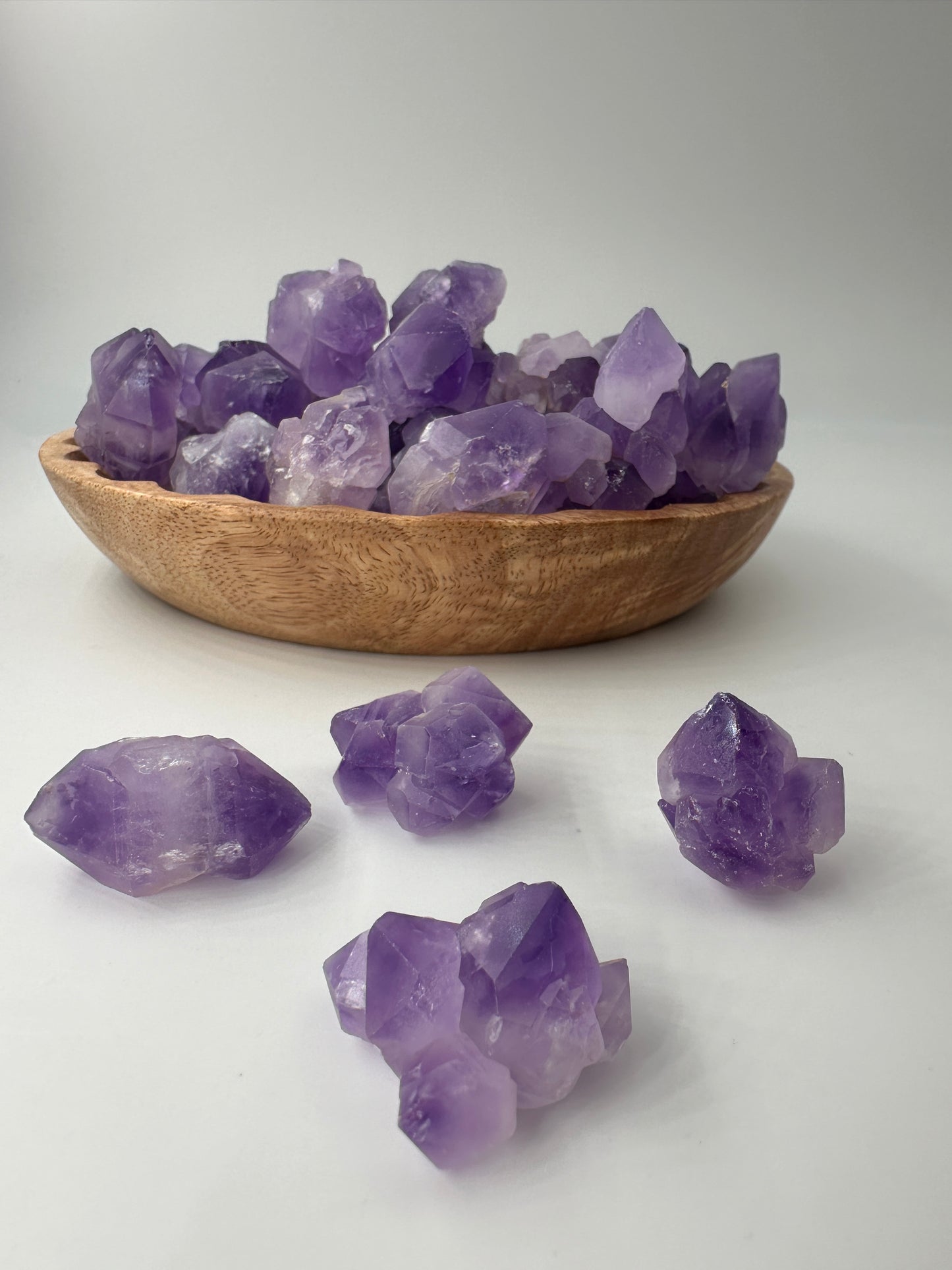 Popcornamethyst sind kleine, natürlich gebrochene Amethyststücke