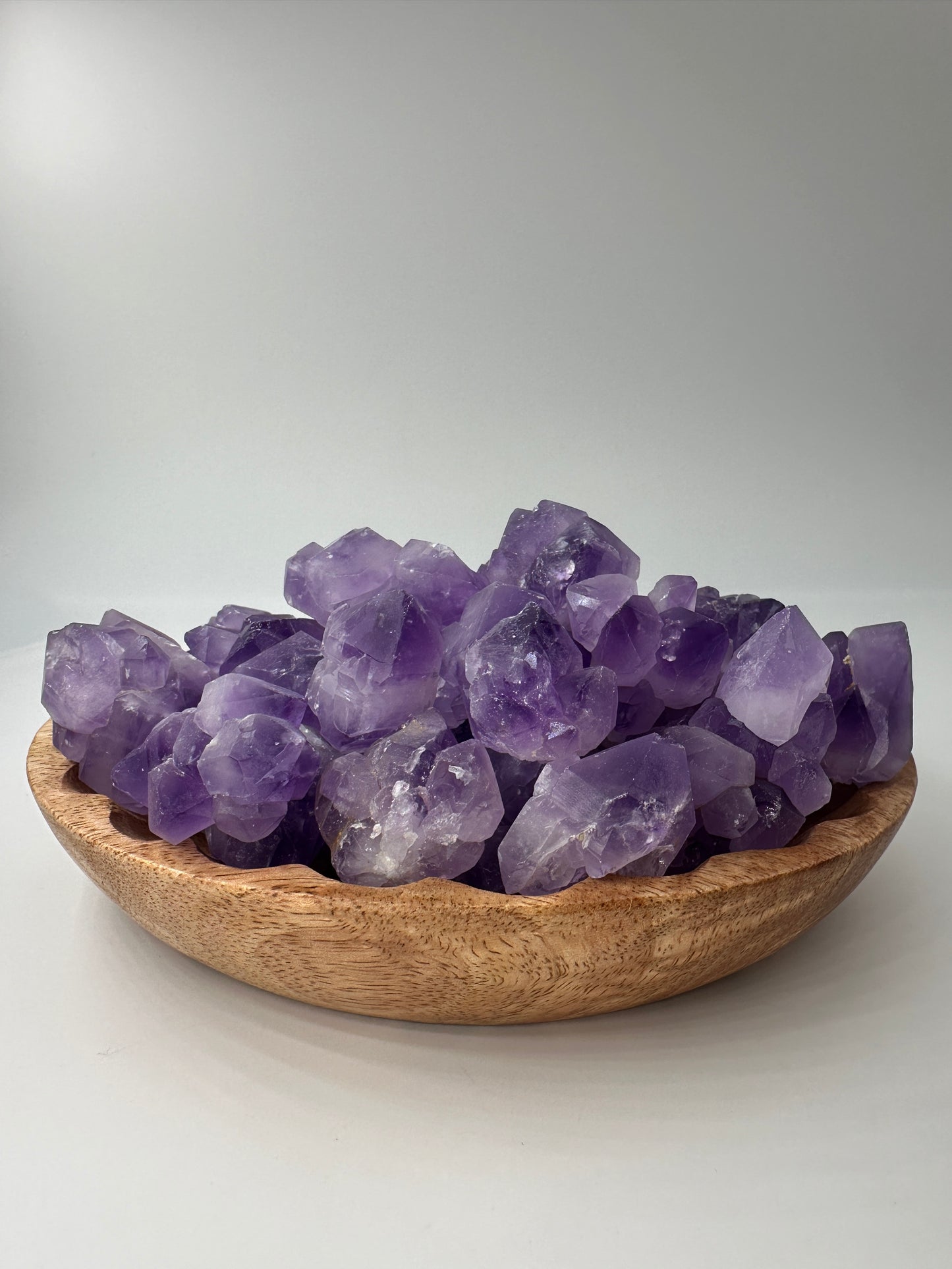 Popcornamethyst sind kleine, natürlich gebrochene Amethyststücke
