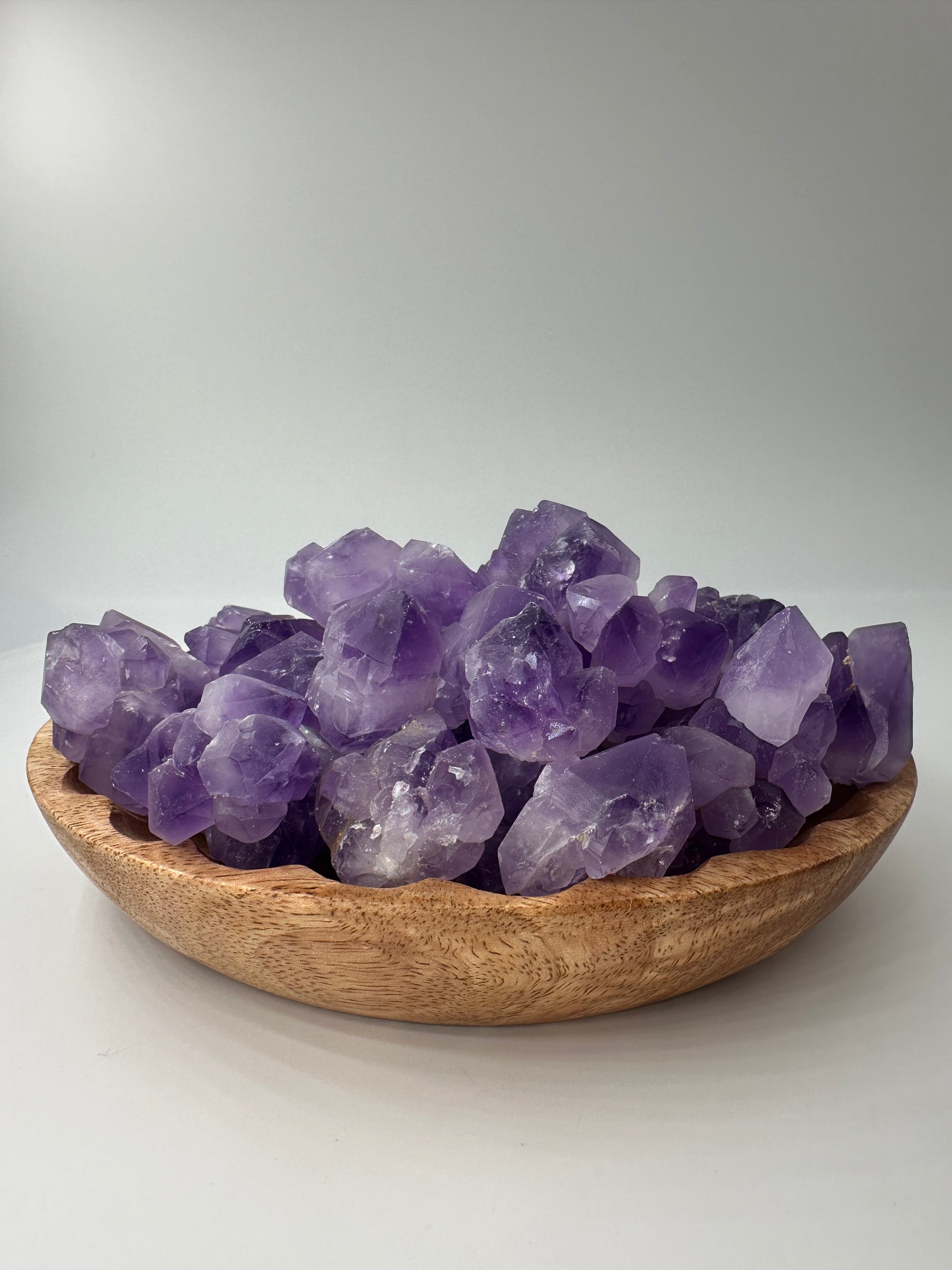 Popcornamethyst sind kleine, natürlich gebrochene Amethyststücke