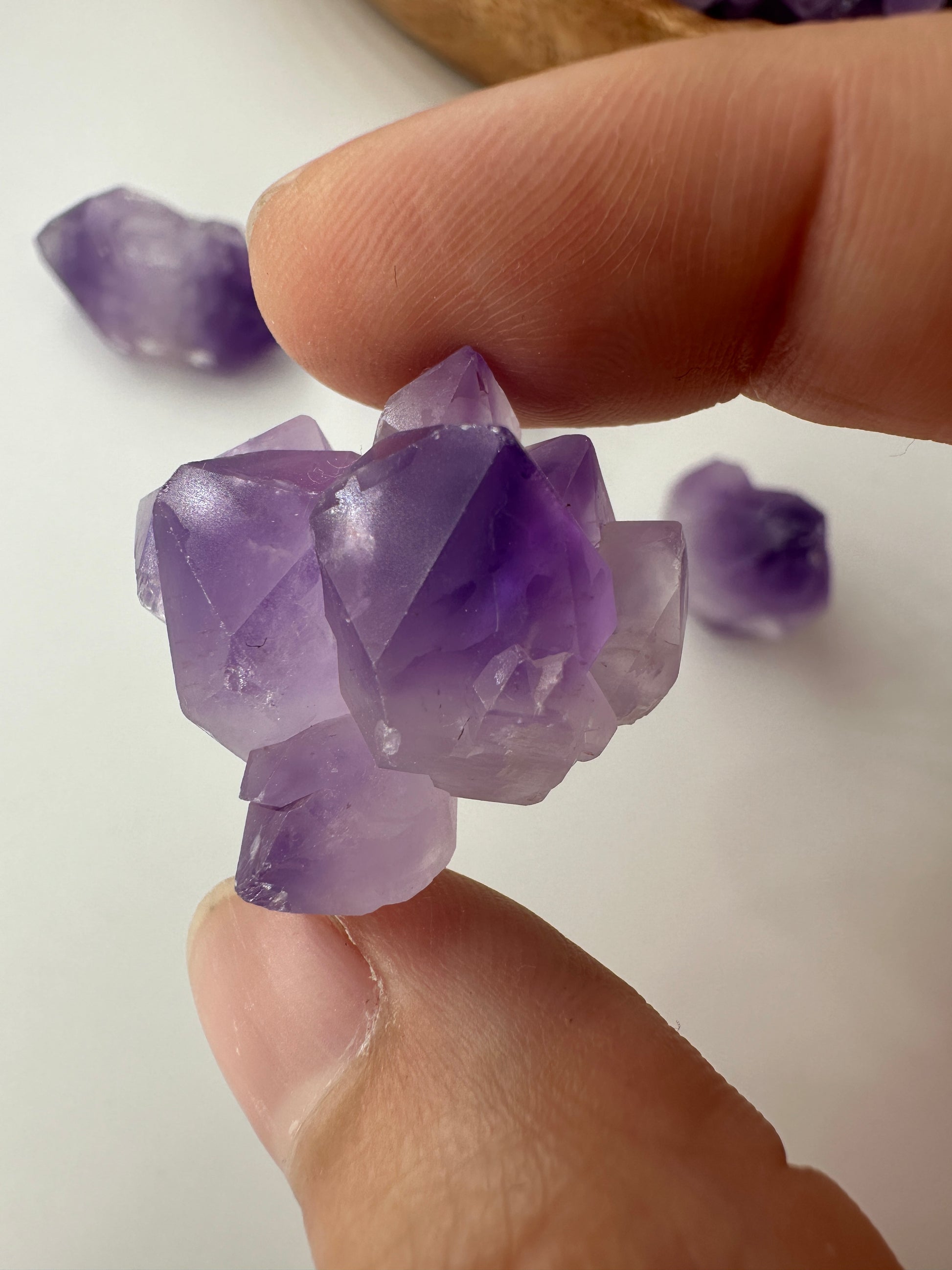 Popcornamethyst sind kleine, natürlich gebrochene Amethyststücke