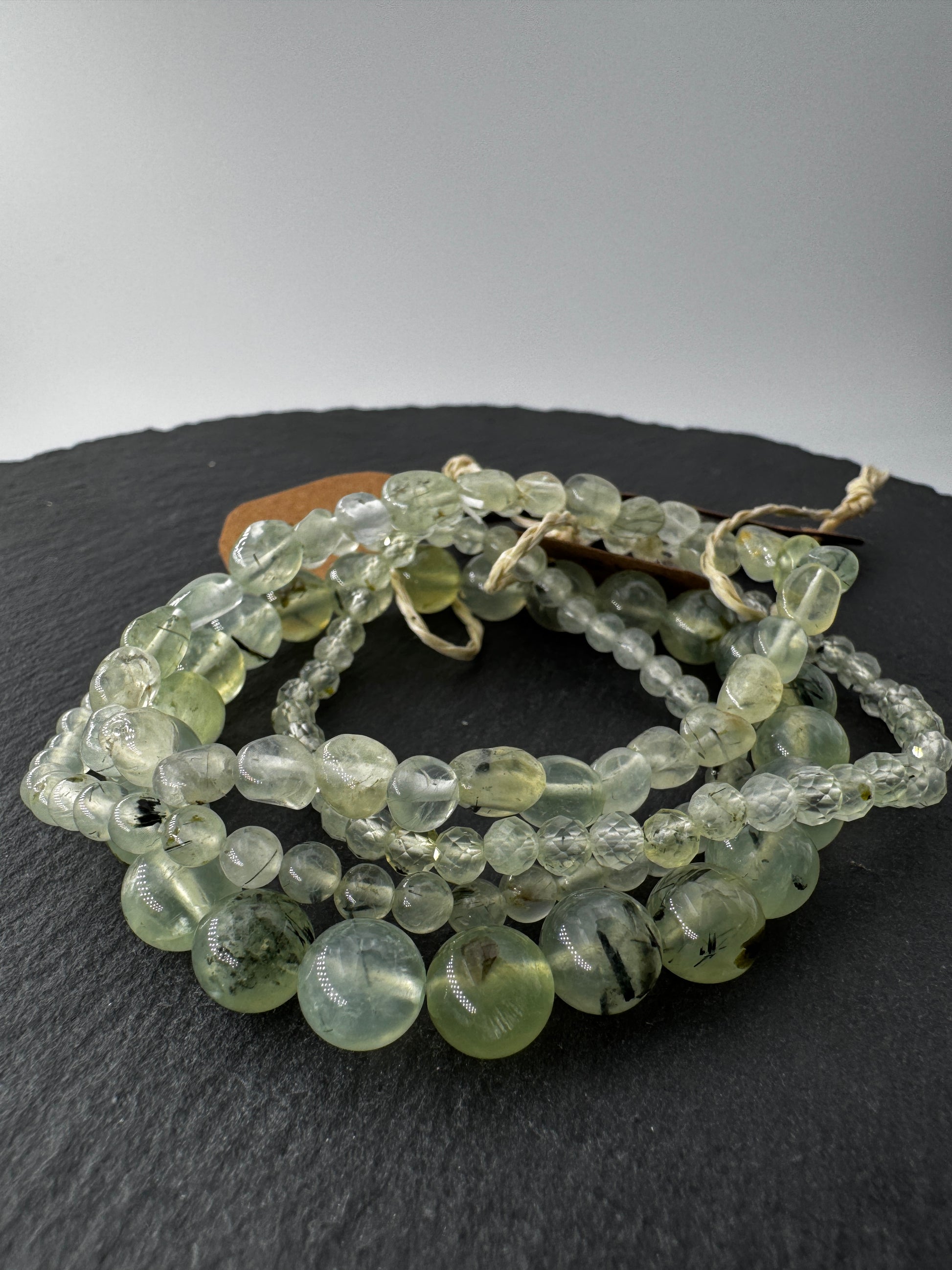 Prehnit Armband, Umfang 19 cm – mintgrünes Phyllosilikat, transluzent, Naturprodukt.