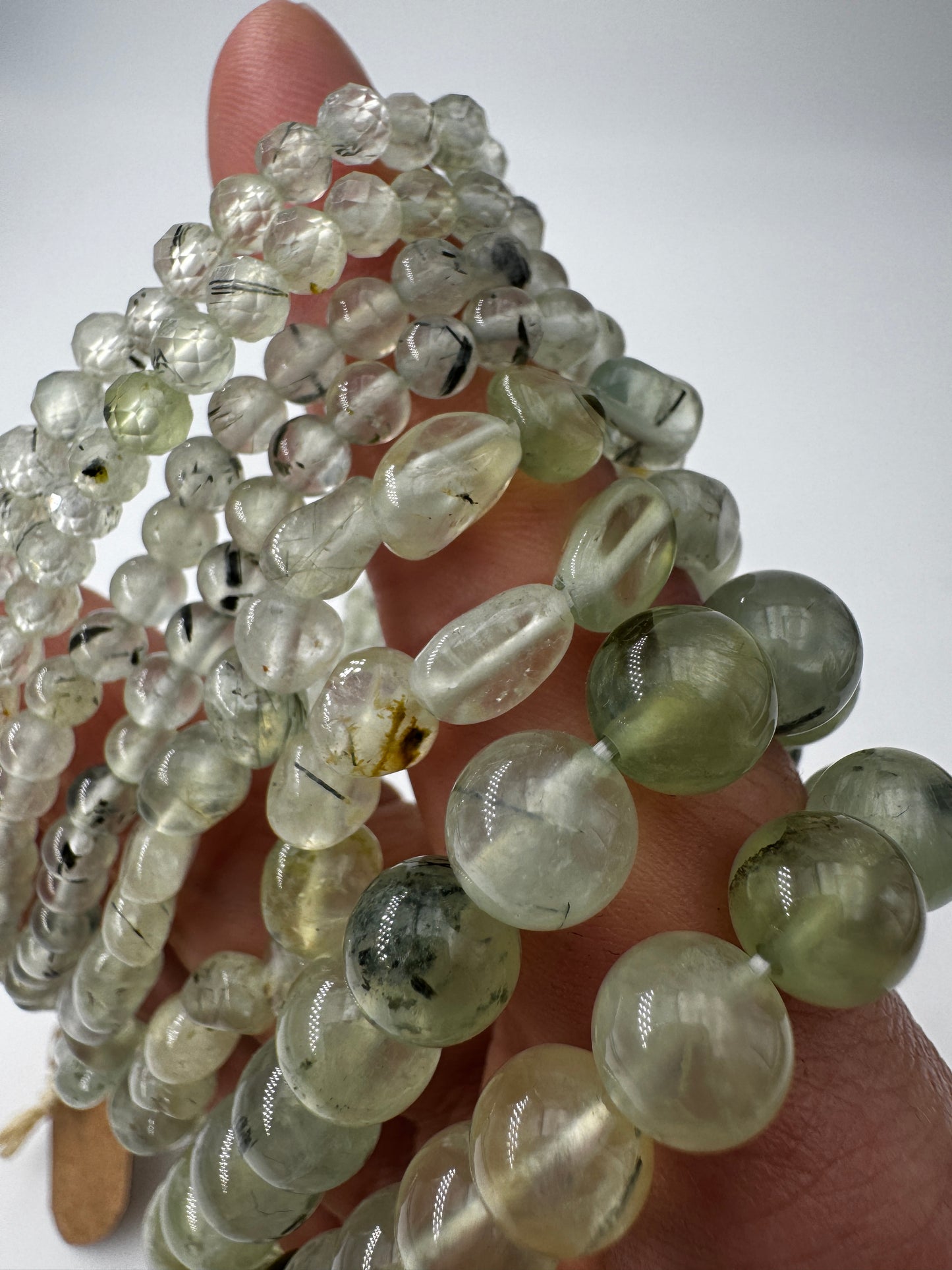 Prehnit Armband, Umfang 19 cm – mintgrünes Phyllosilikat, transluzent, Naturprodukt.
