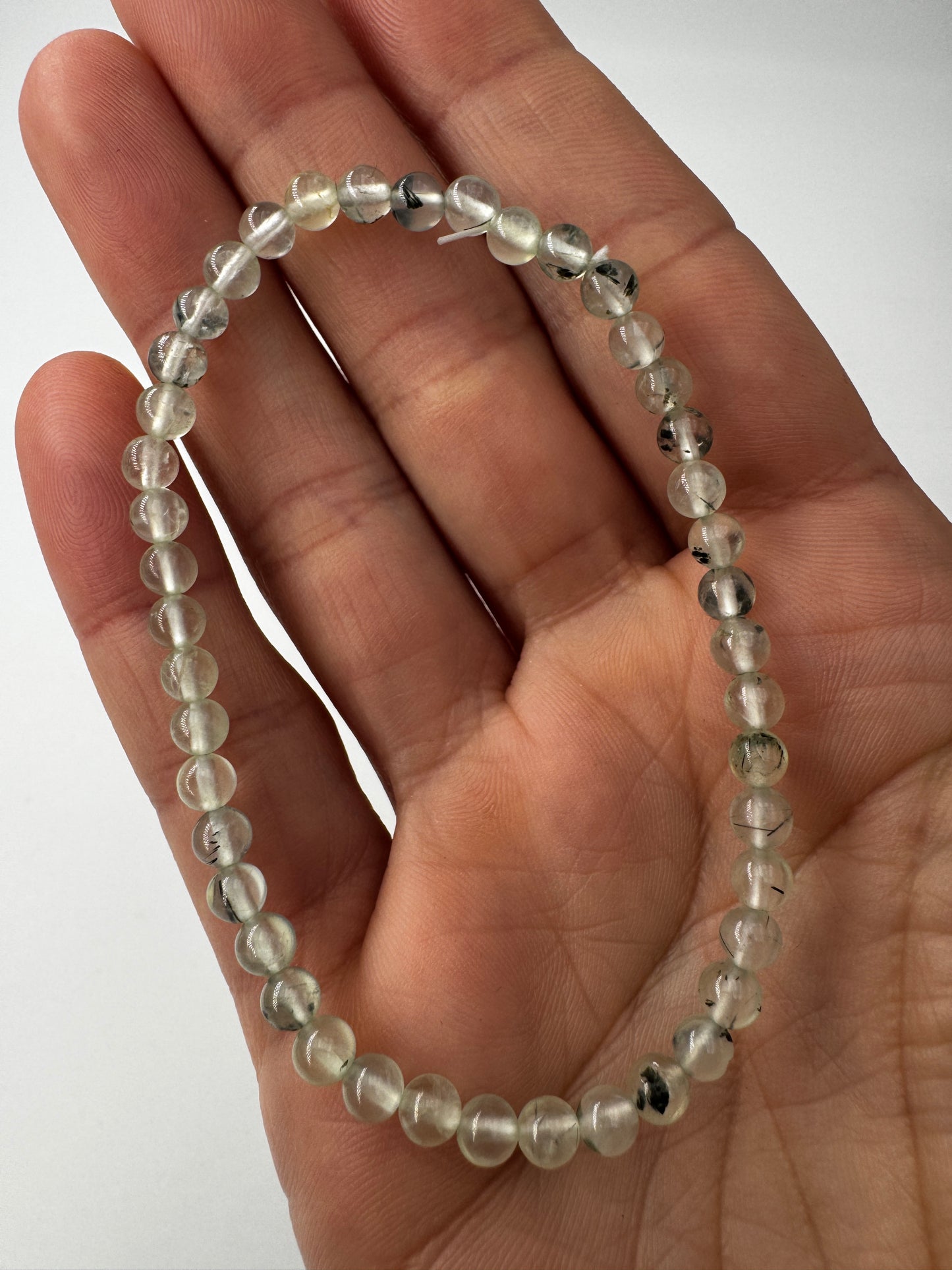 Prehnit Armband, Umfang 19 cm – mintgrünes Phyllosilikat, transluzent, Naturprodukt.