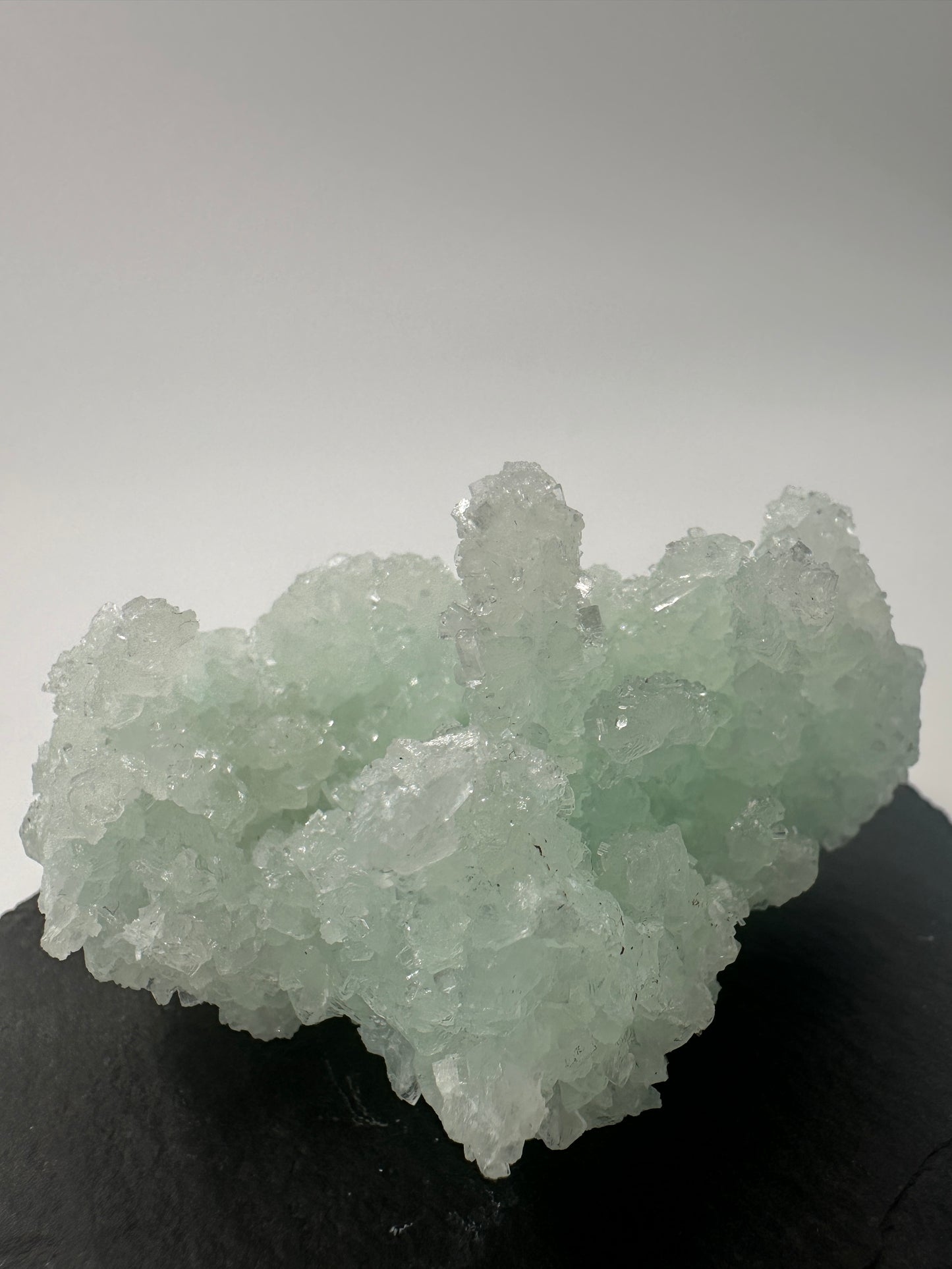 Prehnit pseudomorph nach Laumontit P44, Indien – seltene Pseudomorphose mit prismatischer Laumontit-Kristallform, Rohstein-Belegexemplar
