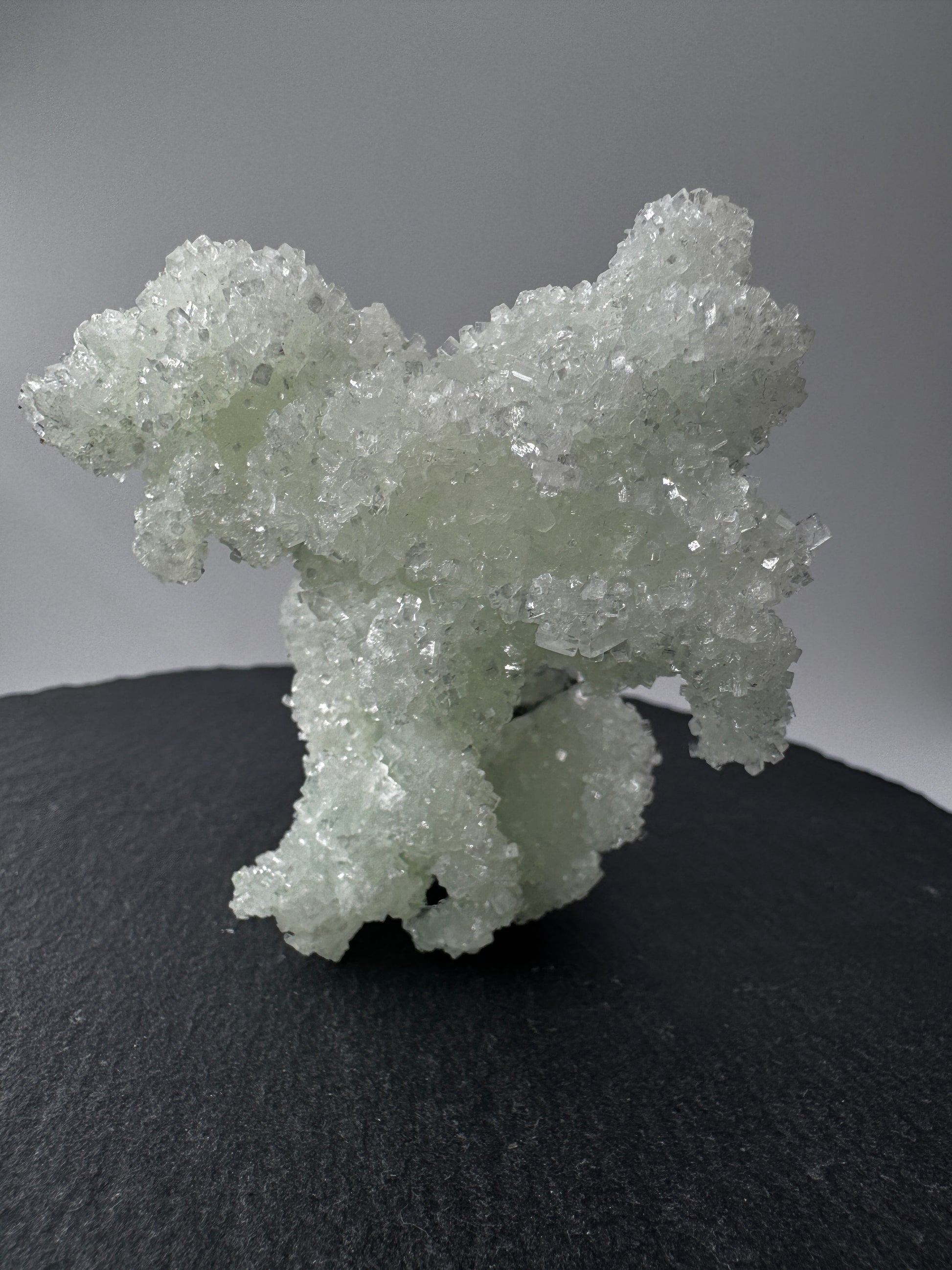 Prehnit P89 pseudomorph nach Laumontit, 9 × 8 × 6 cm, Indien – seltene Pseudomorphose mit prismatischer Laumontit-Kristallform, Sammlerstück