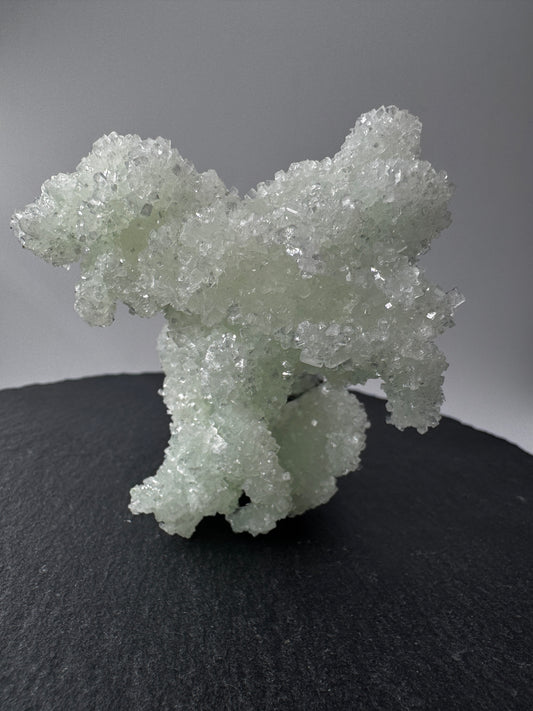 Prehnit P89 pseudomorph nach Laumontit, 9 × 8 × 6 cm, Indien – seltene Pseudomorphose mit prismatischer Laumontit-Kristallform, Sammlerstück