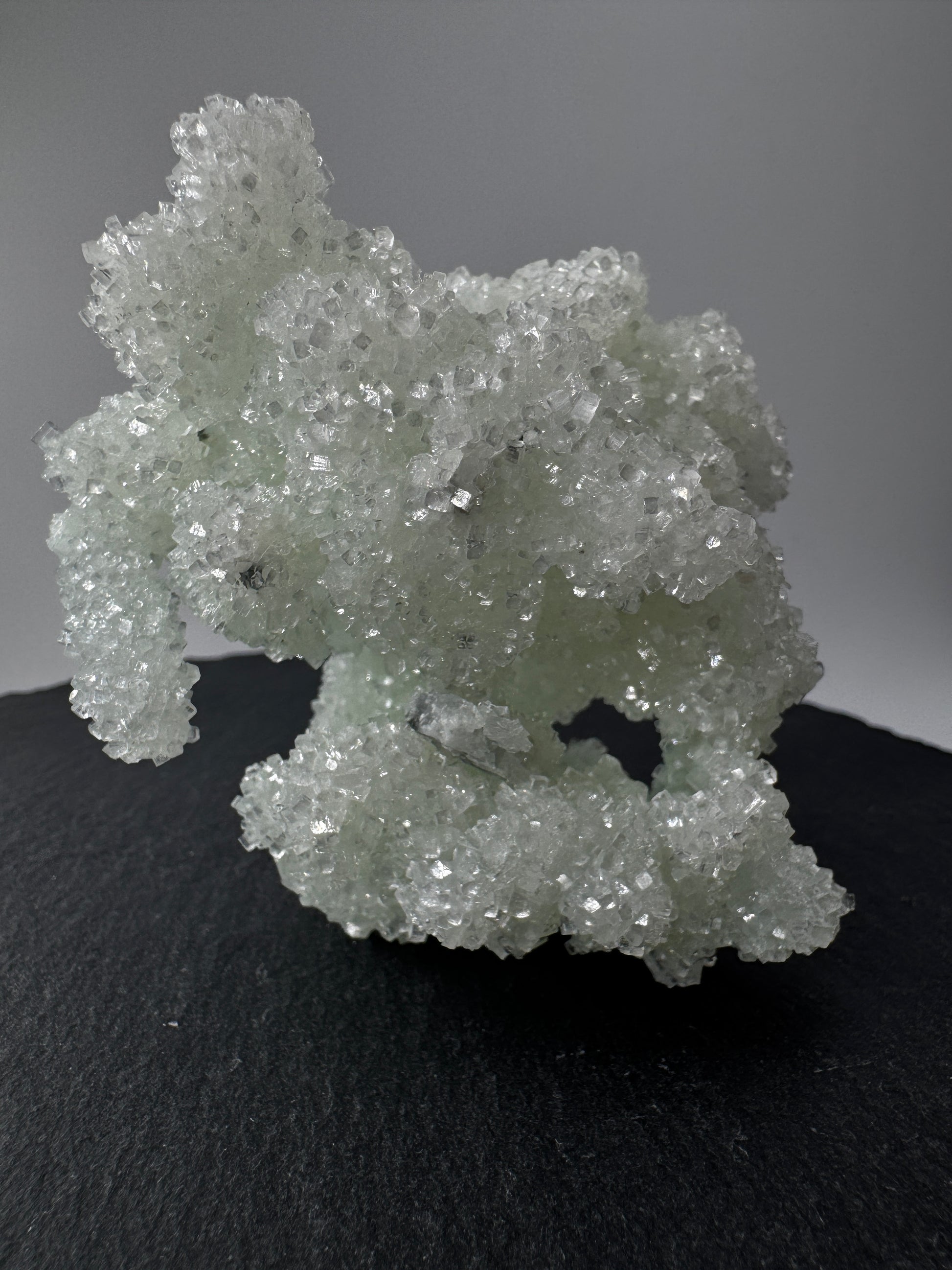 Prehnit P89 pseudomorph nach Laumontit, 9 × 8 × 6 cm, Indien – seltene Pseudomorphose mit prismatischer Laumontit-Kristallform, Sammlerstück