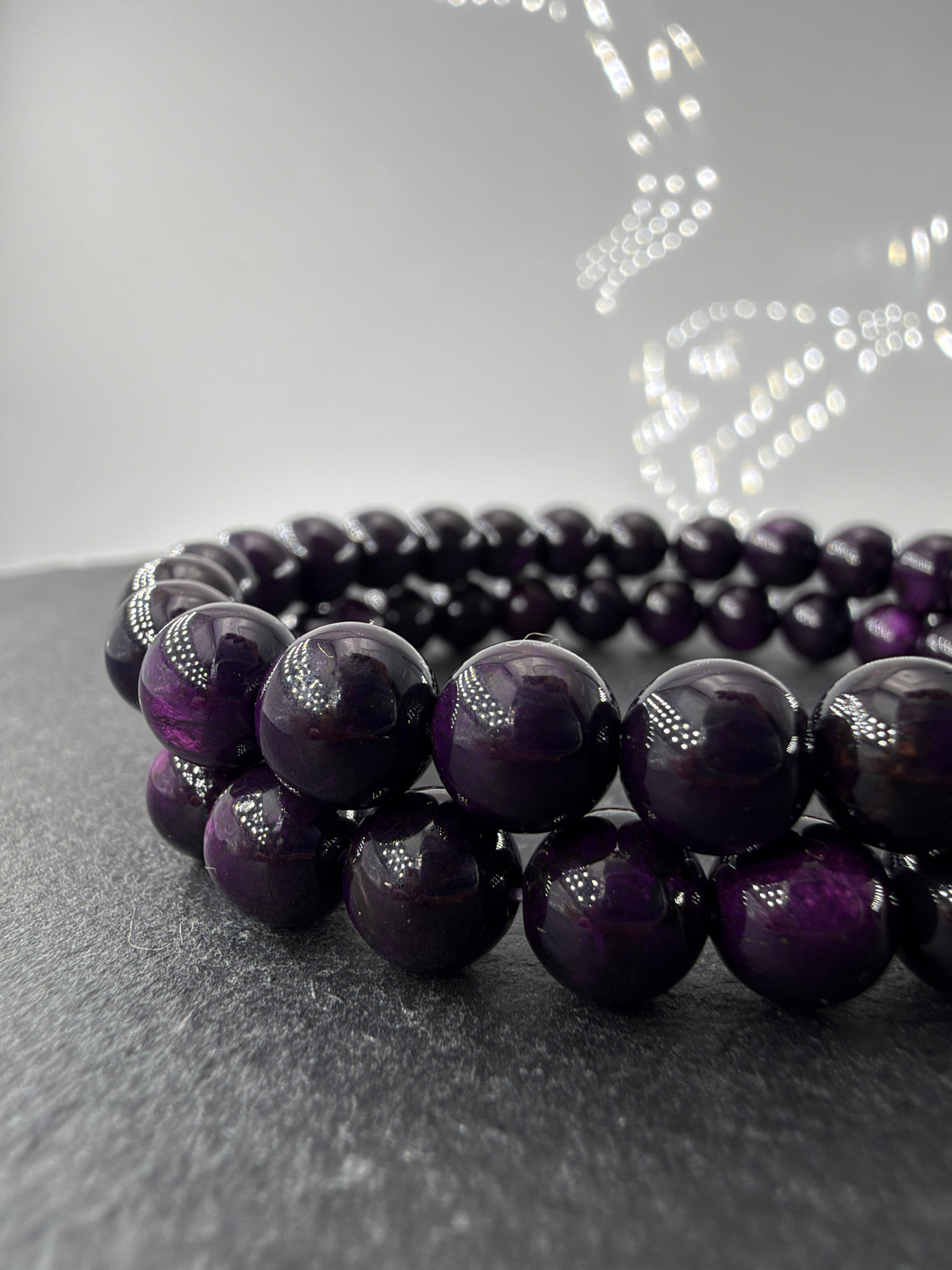 Purpurit-Armbänder PP34 mit glänzenden, dunkelvioletten Kugelperlen