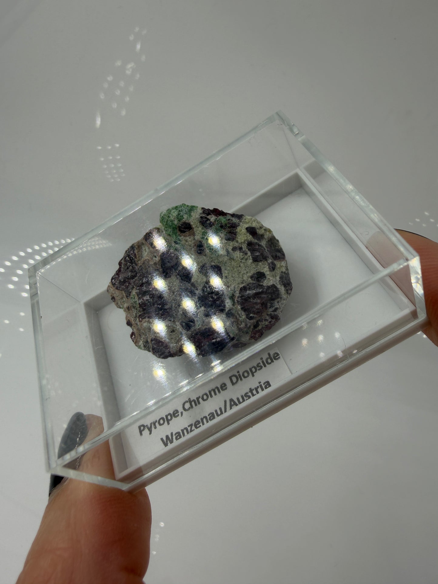Kontrastreiches Cluster aus rotem Pyrop und grünem Chromdiopsid aus der Wanzenau, Österreich.