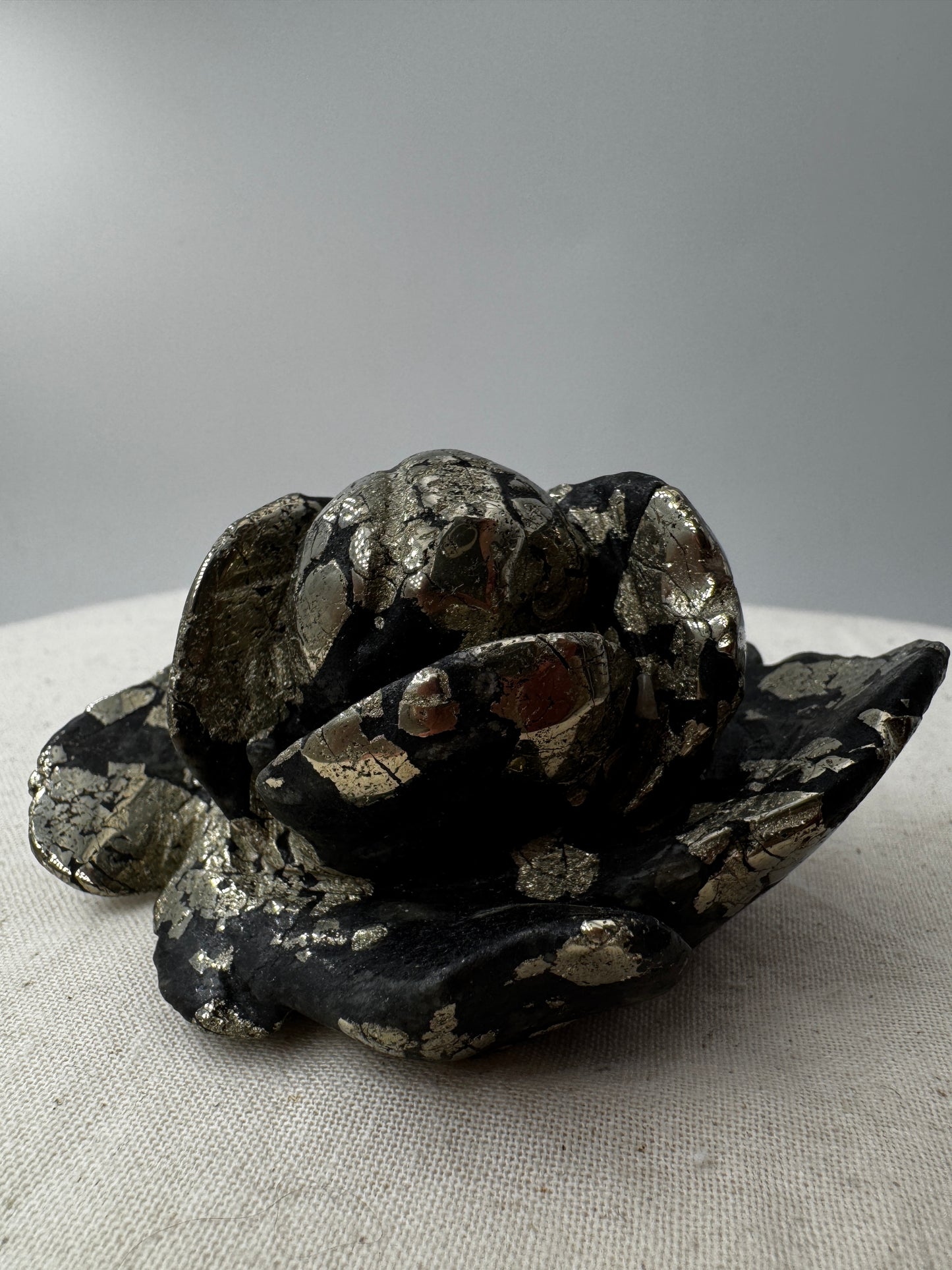 Handgefertigte Blume aus Pyrit mit metallischem Goldglanz, 8,3 × 5,2 × 4,5 cm.