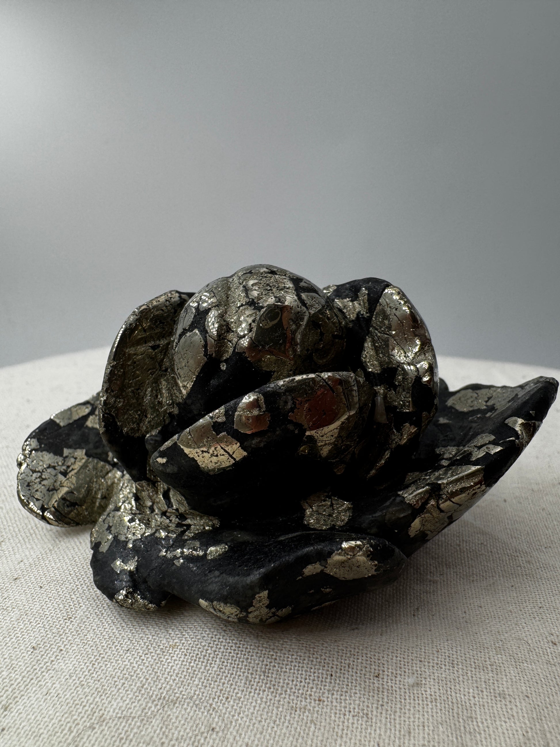 Handgefertigte Blume aus Pyrit mit metallischem Goldglanz, 8,3 × 5,2 × 4,5 cm.
